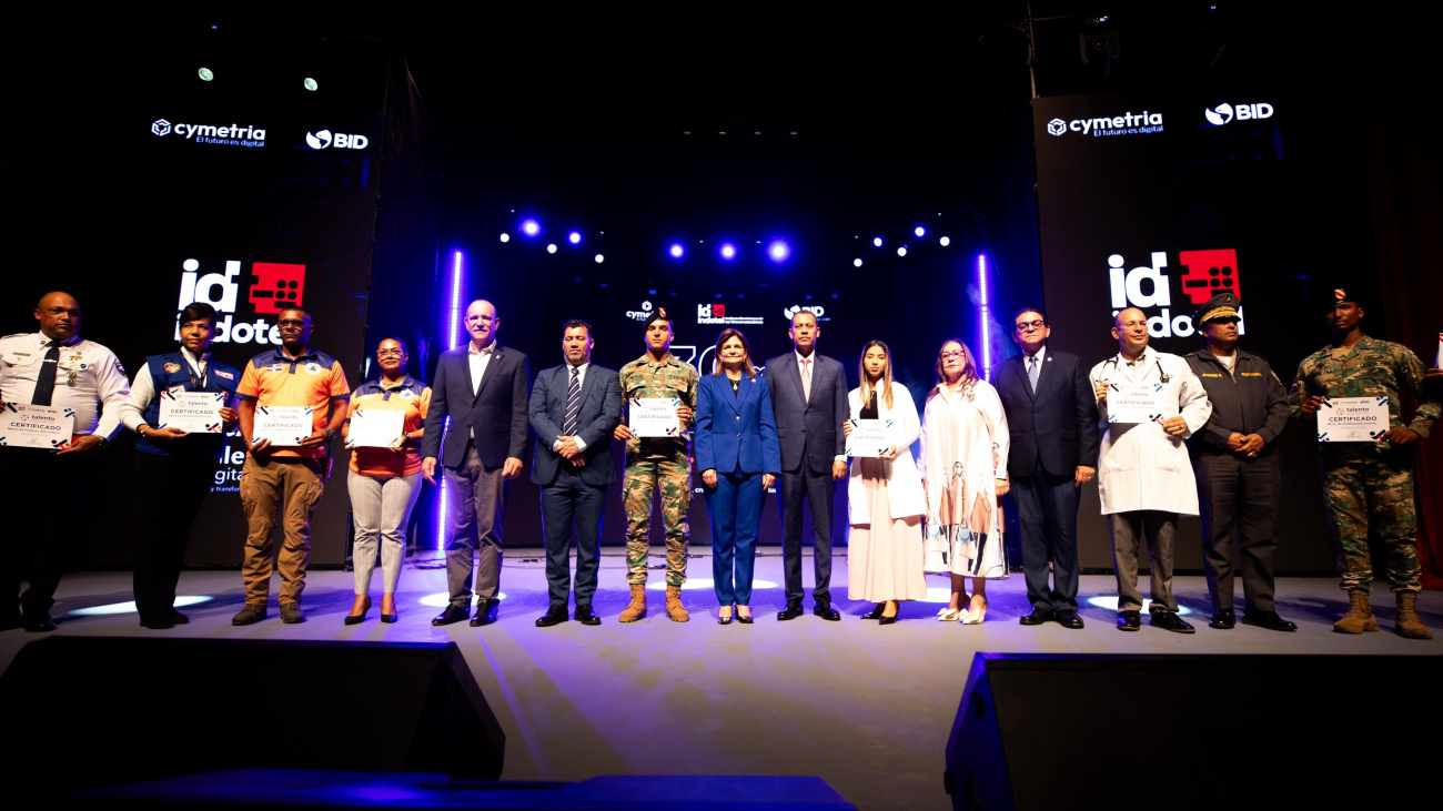Indotel otorgará 30 mil becas en tecnología; vicepresidenta Raquel Peña encabezó lanzamiento en Santiago