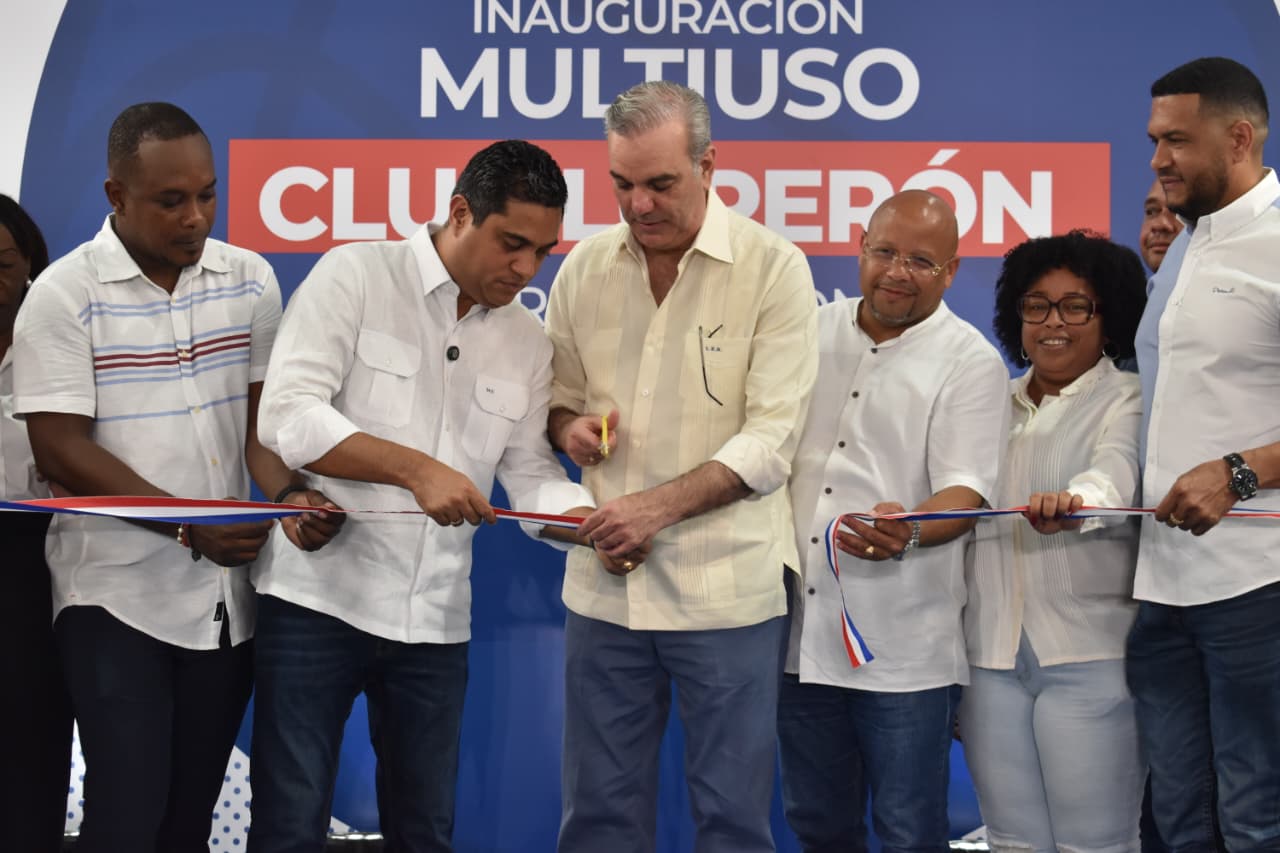 Presidente Abinader y ministro Kelvin Cruz entregan Multiuso Club Luperón