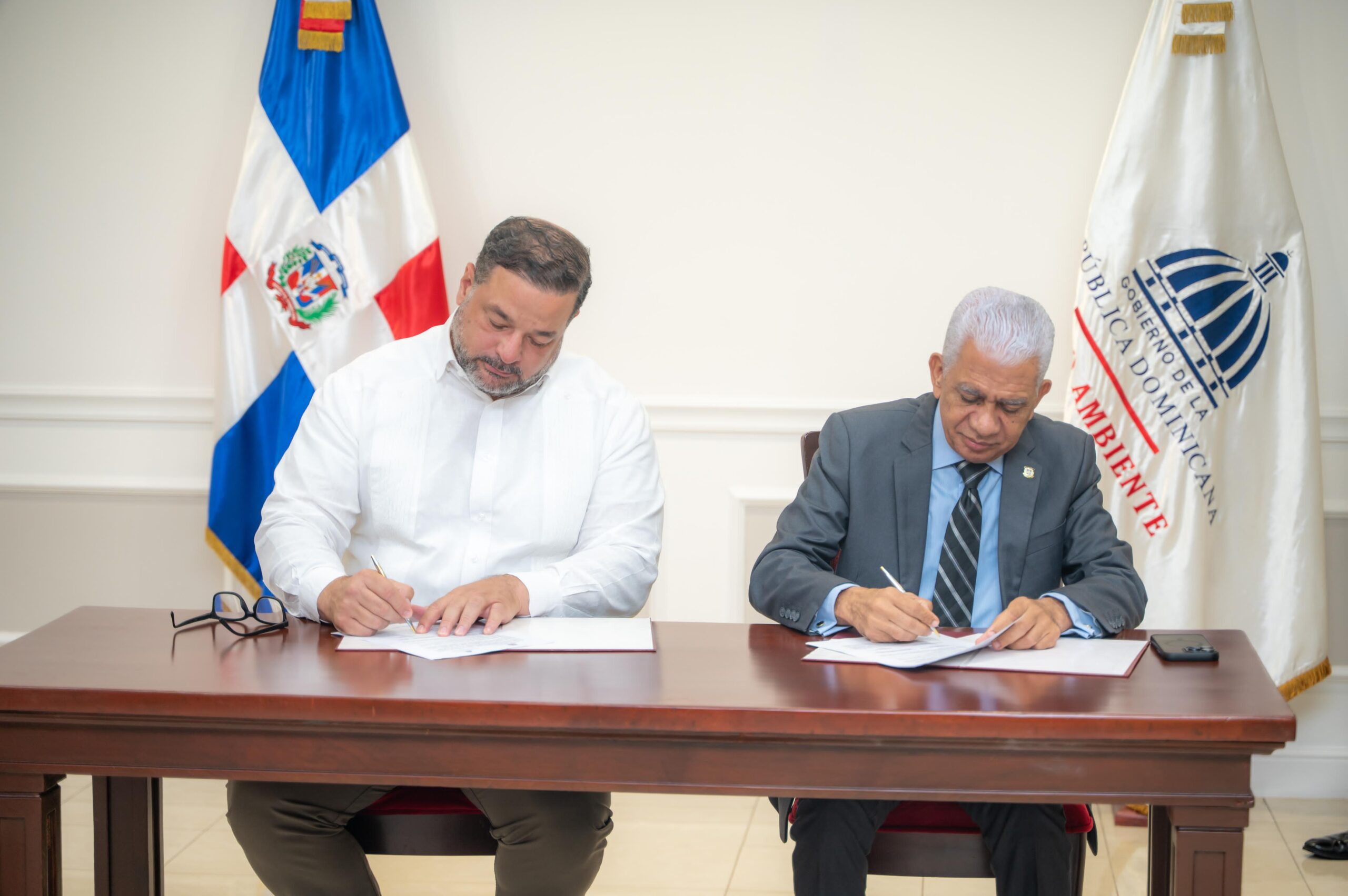 Senado y Ministerio de Medio Ambiente firman acuerdo para implementar amplio programa de responsabilidad social
