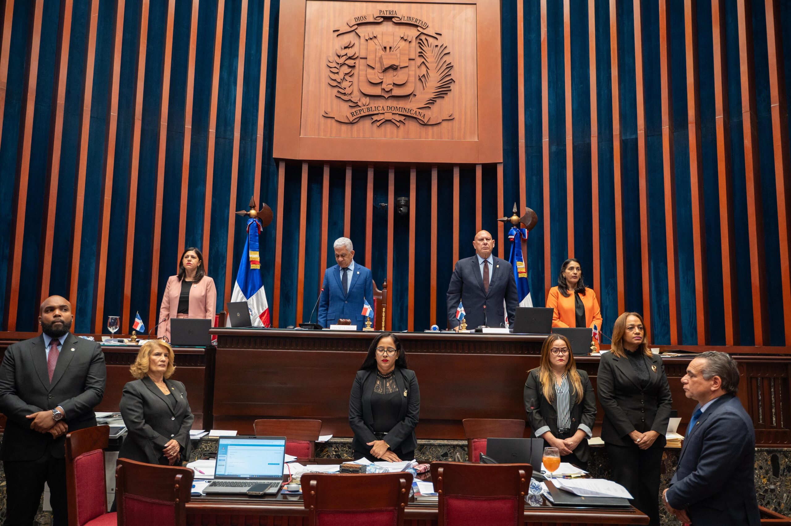 Senado aprueba en segunda lectura ley que dispone instalación de fuentes de energía renovable en edificios públicos y privados