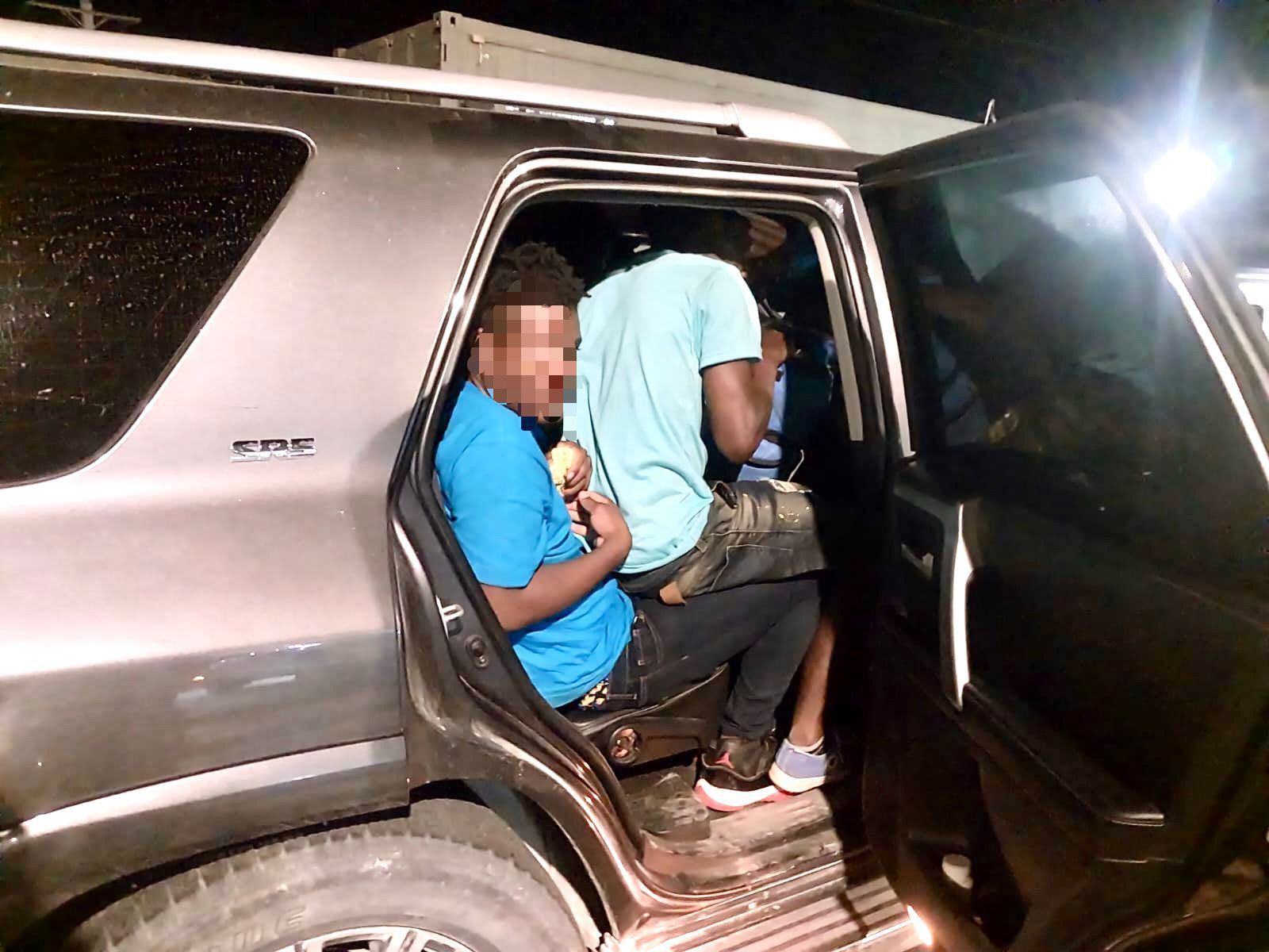 DGM y J-2 MIDE detienen a un dominicano trasladando a 18 indocumentados en una jeepeta
