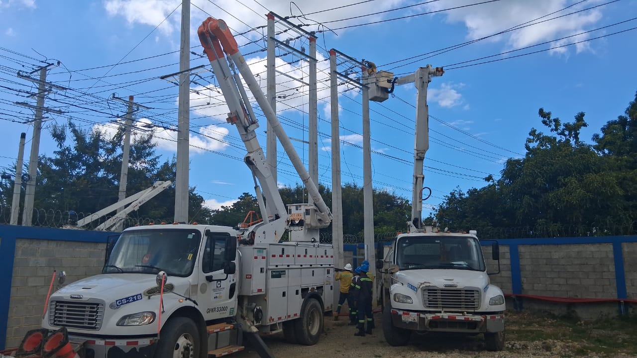 Edeeste inicia trabajos para reforzar suministro eléctrico en la Jacobo Majluta con nuevo circuito