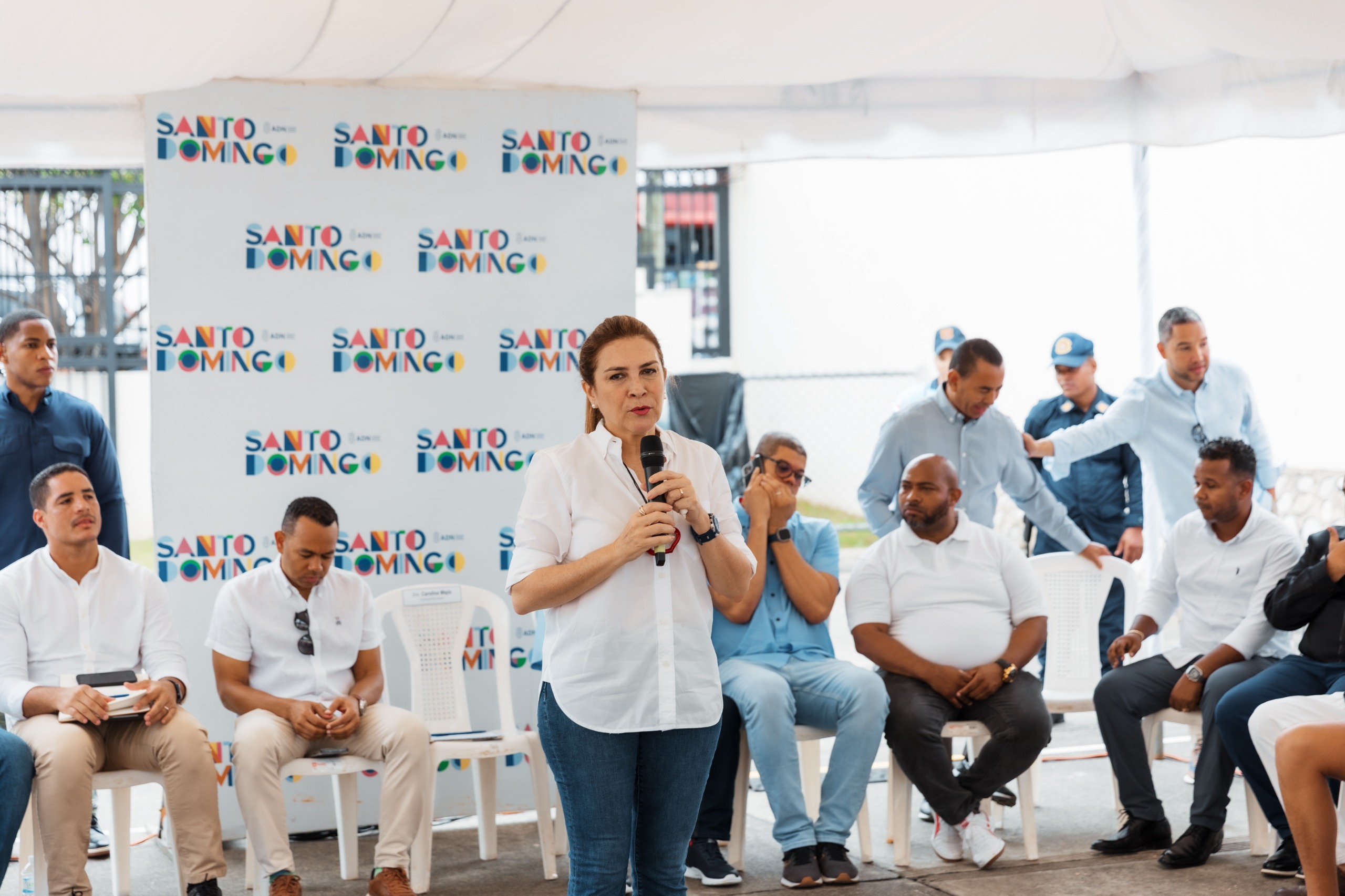 Carolina Mejía lleva soluciones al sector La Puya Carolina Mejía lleva soluciones al sector La Puya