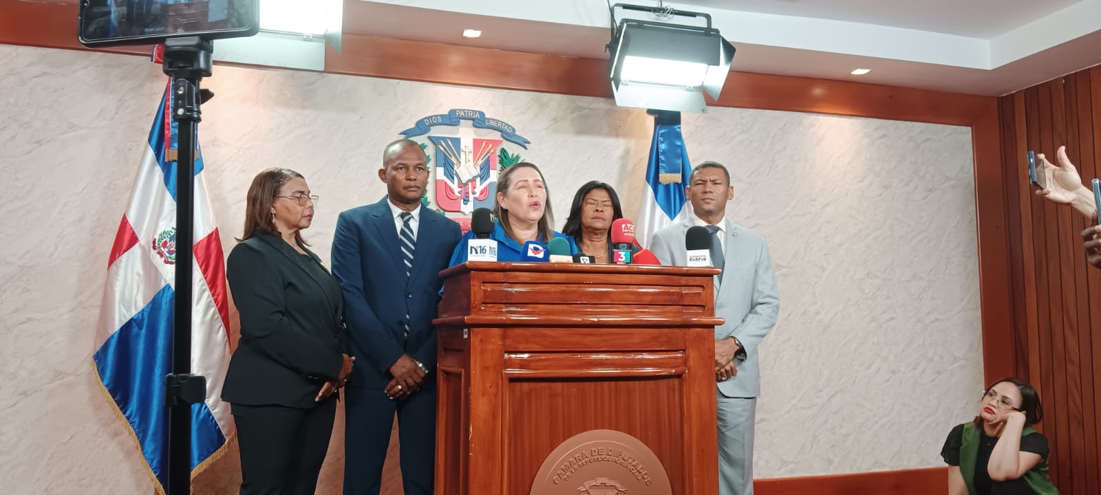Diputada Llaniris Espinal denuncia abandono escolar en el distrito 05-08 por parte de las autoridade Diputada Llaniris Espinal denuncia abandono escolar en el distrito 05-08 por parte de las autoridade
