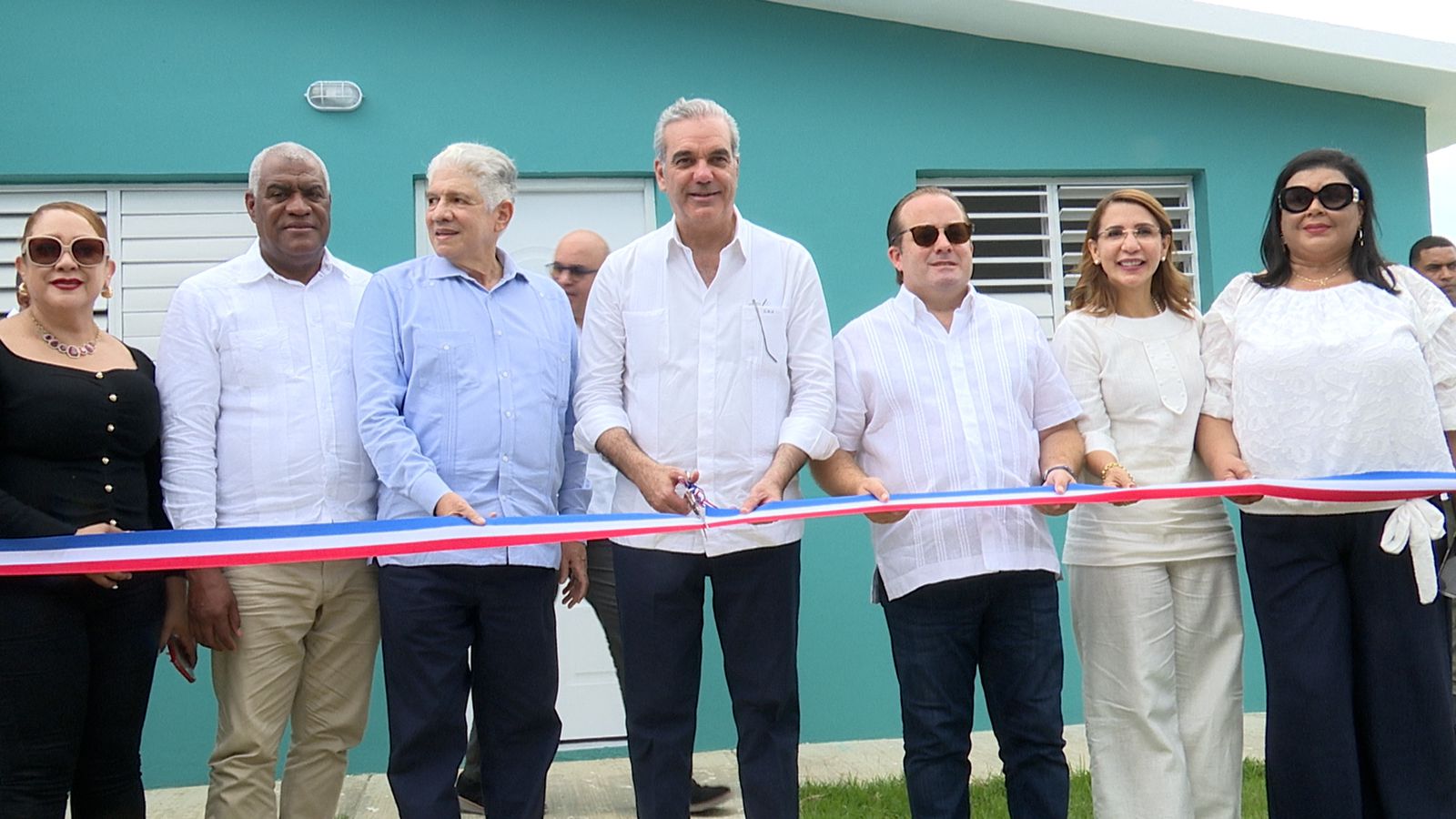 Abinader entrega 70 viviendas a familias desalojadas en el sector Kosovo de Imbert