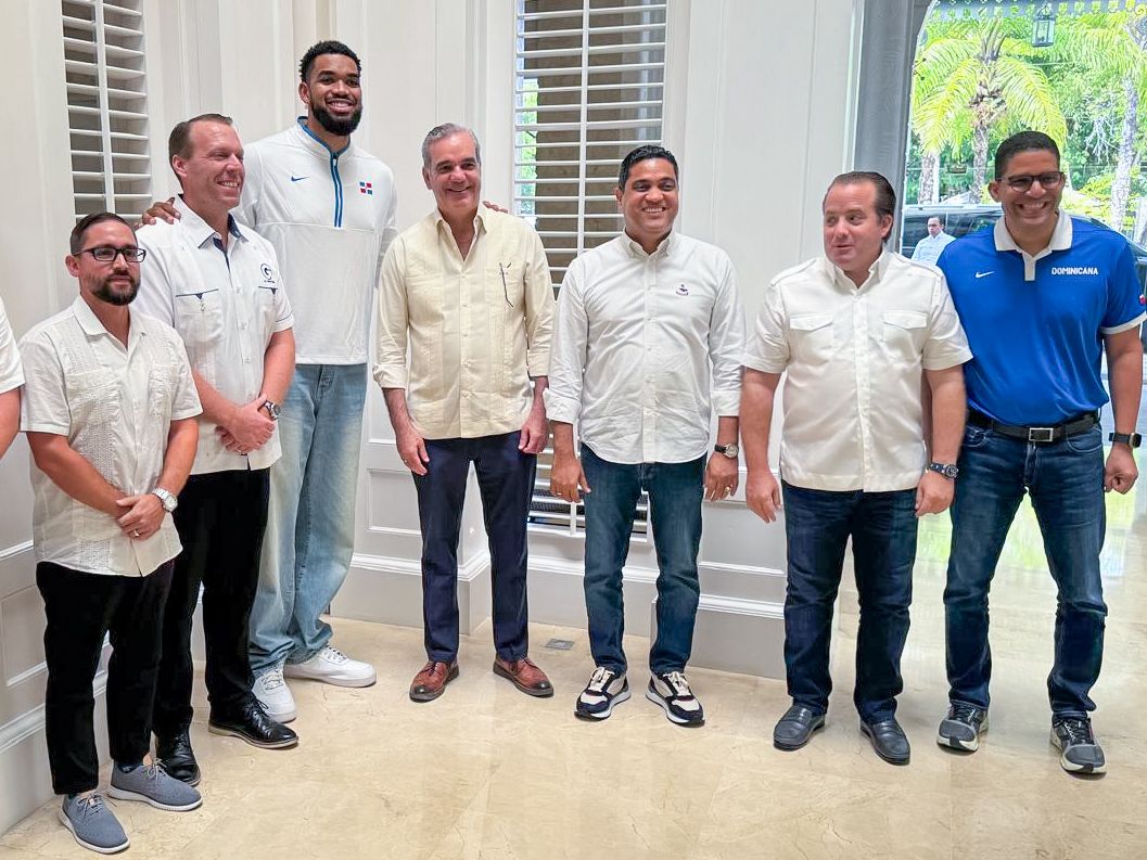 Presidente Abinader y Karl Towns construirán una arena en Tamboril Presidente Abinader y Karl Towns construirán una arena en Tamboril