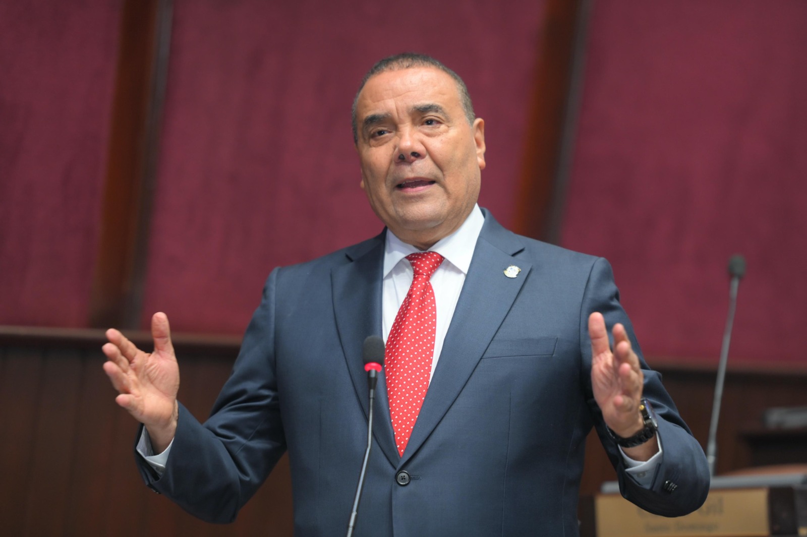 Diputado Alcibíades Tavárez advierte deuda pública sobrepasa los 72 mil millones de dólares; dice RD podría colapsar