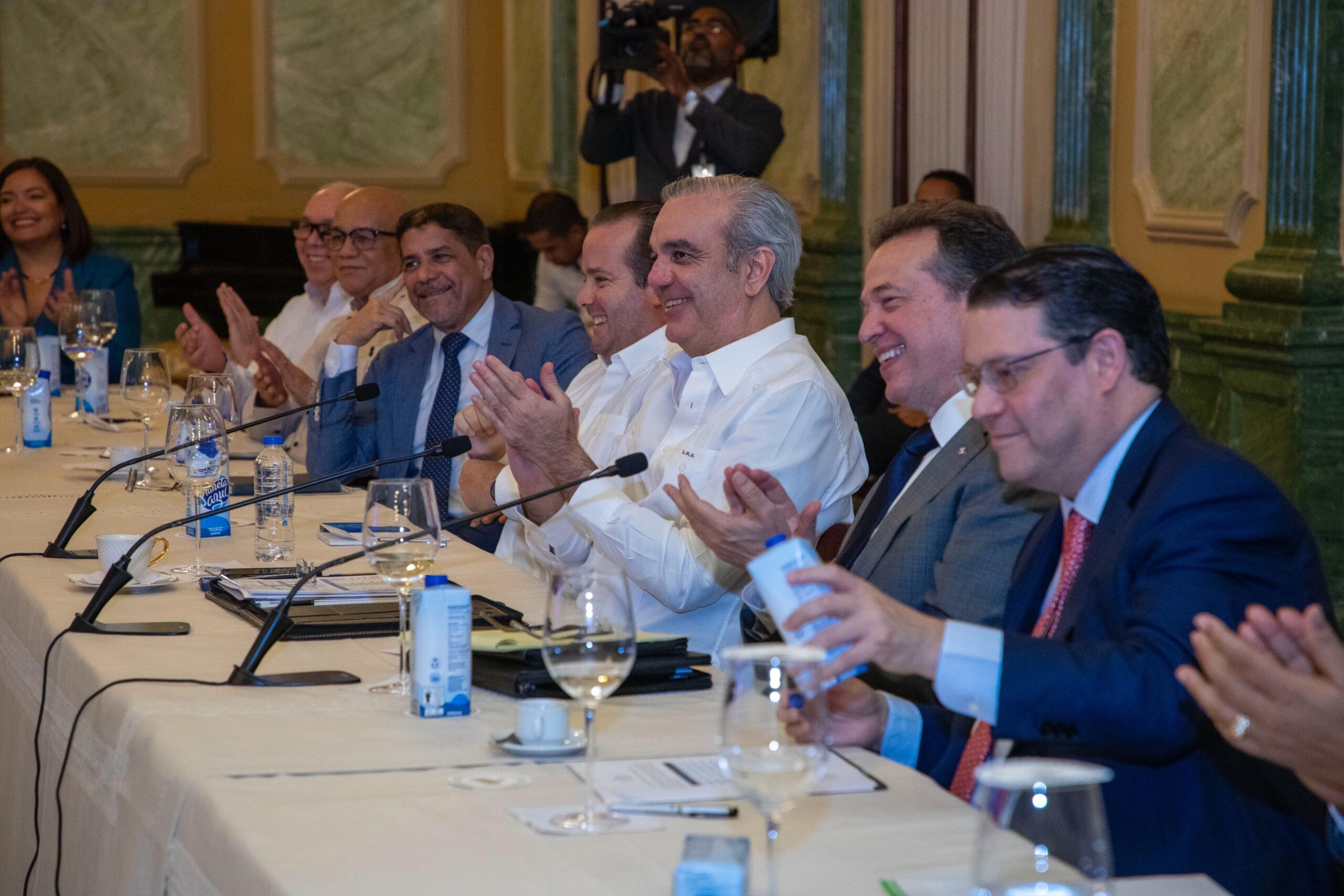 Empresarios y sectores productivos dicen estar confiados y optimistas con el crecimiento de la República Dominicana Empresarios y sectores productivos dicen estar confiados y optimistas con el crecimiento de la República Dominicana