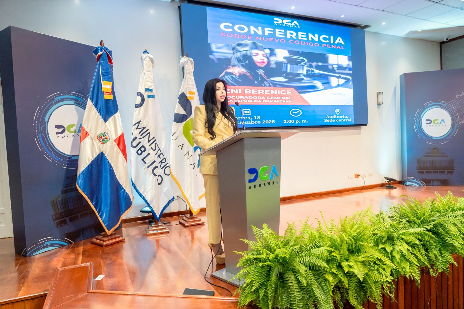 Procuradora General dicta conferencia en Aduanas sobre tipos penales de corrupción en nuevo CP y la Ley de Compras y Contrataciones