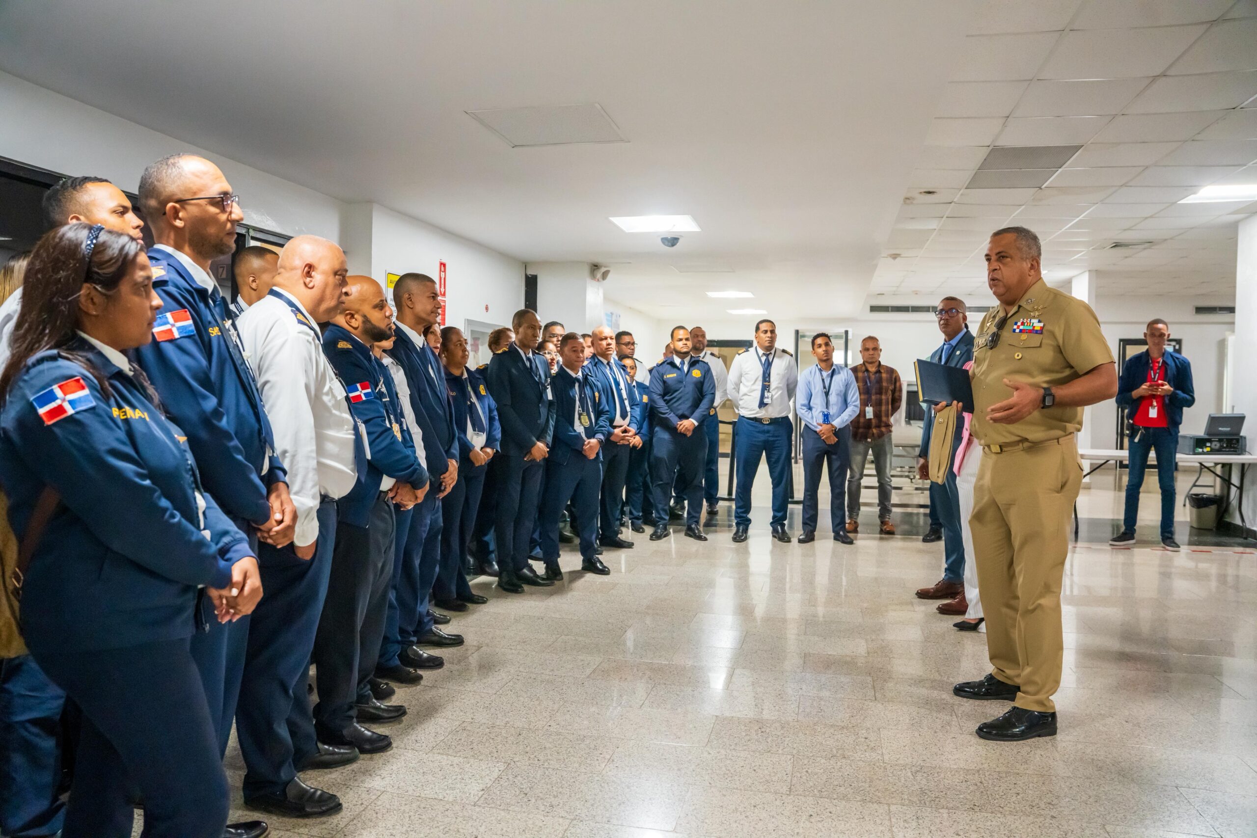 Director DGM supervisa servicios de control migratorio en terminales aeroportuarias