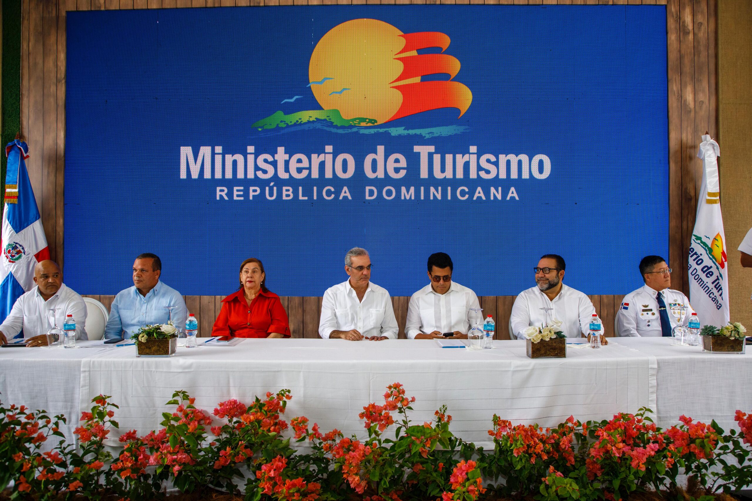 Abinader inaugura carretera que conduce al Salto de Aguas Blancas en Constanza