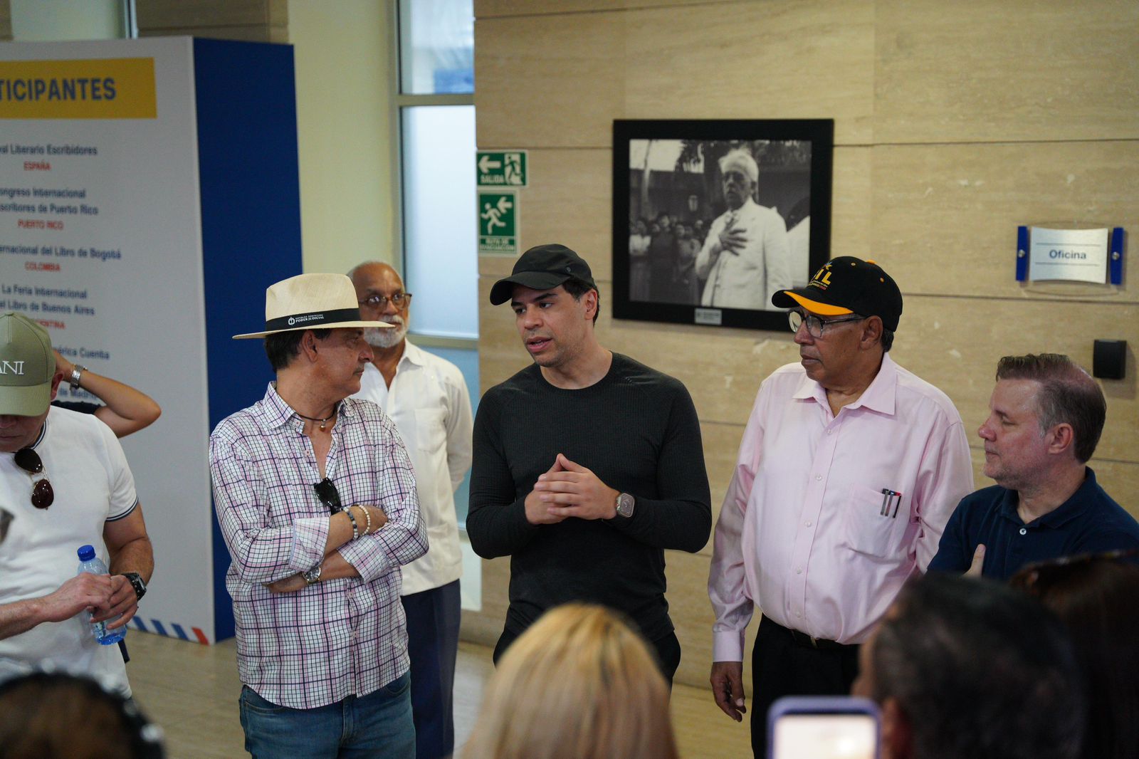 Roberto Ángel Salcedo supervisa los detalles finales del montaje de la XXVII Feria Internacional del Libro
