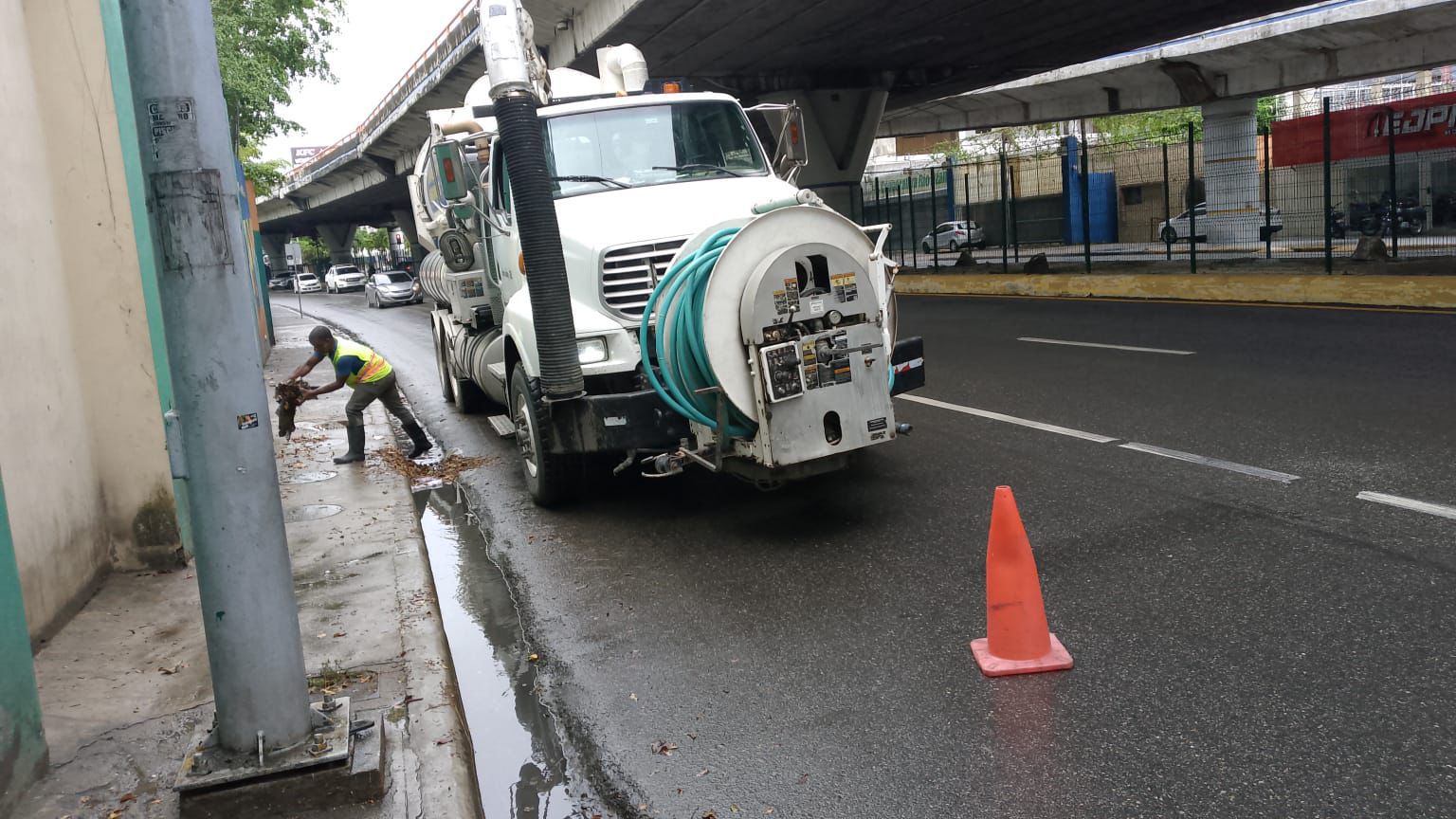 Alcaldía del Distrito Nacional refuerza trabajos preventivos para disminuir efectos de vaguada y onda tropical