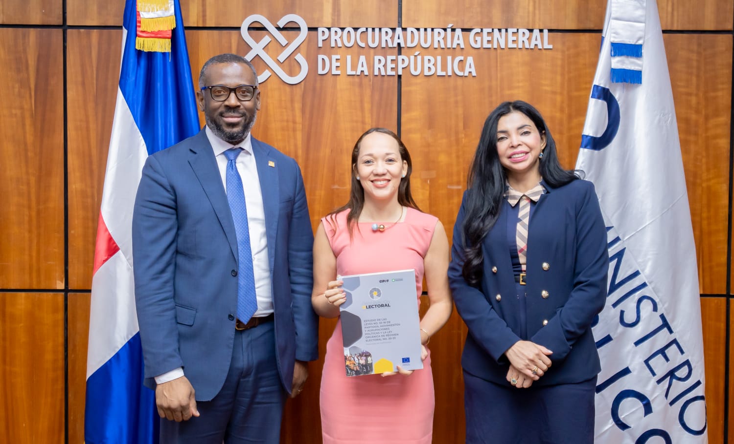 Procuradora general recibe una comisión de Participación Ciudadana