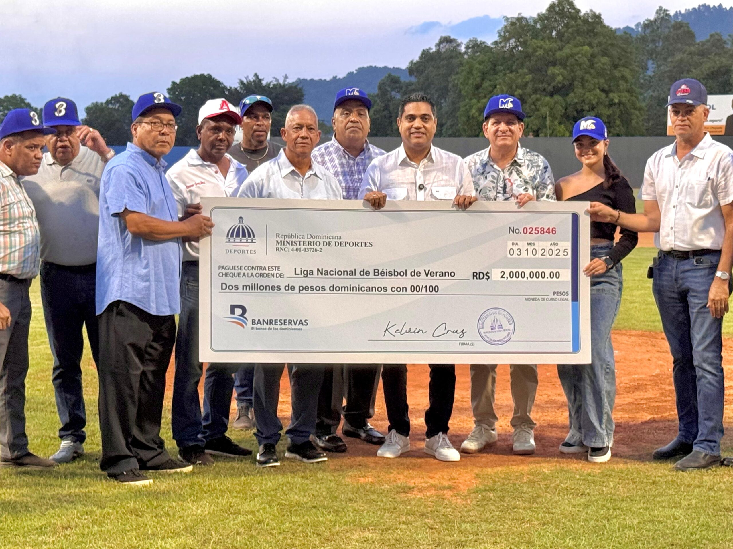 Ministro Kelvin Cruz entrega aporte de dos millones a la Liga de Verano