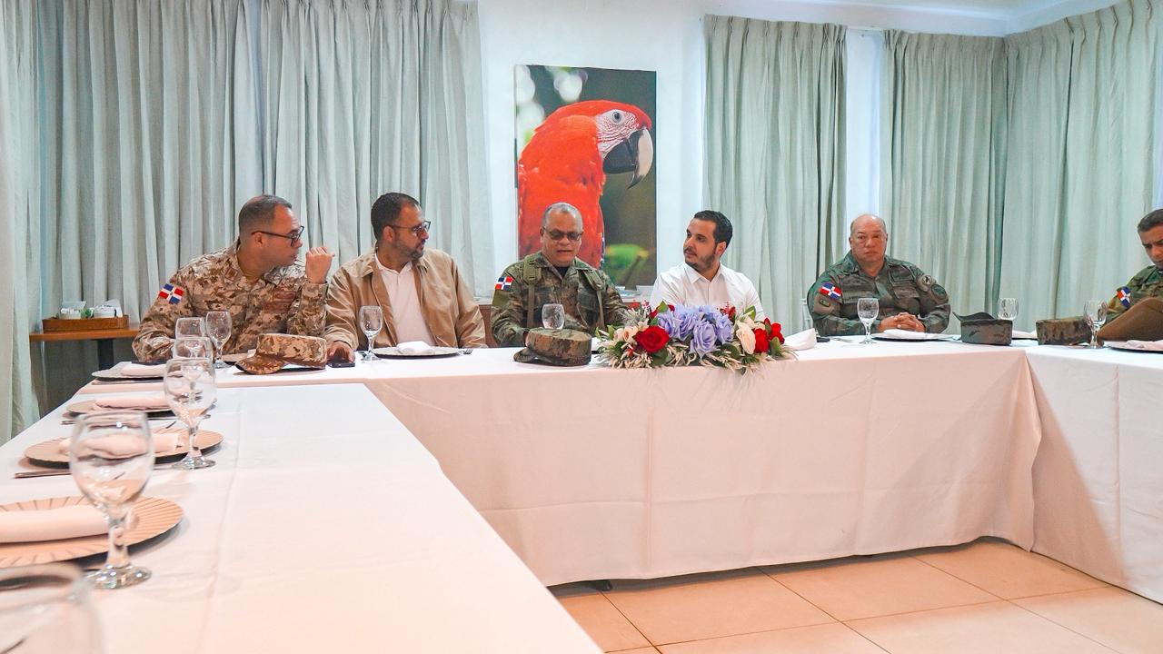 Ministro de Defensa sostiene reunión de alto nivel con directivos de CODEVI; supervisa avances de verja perimetral fronteriza en Dajabón