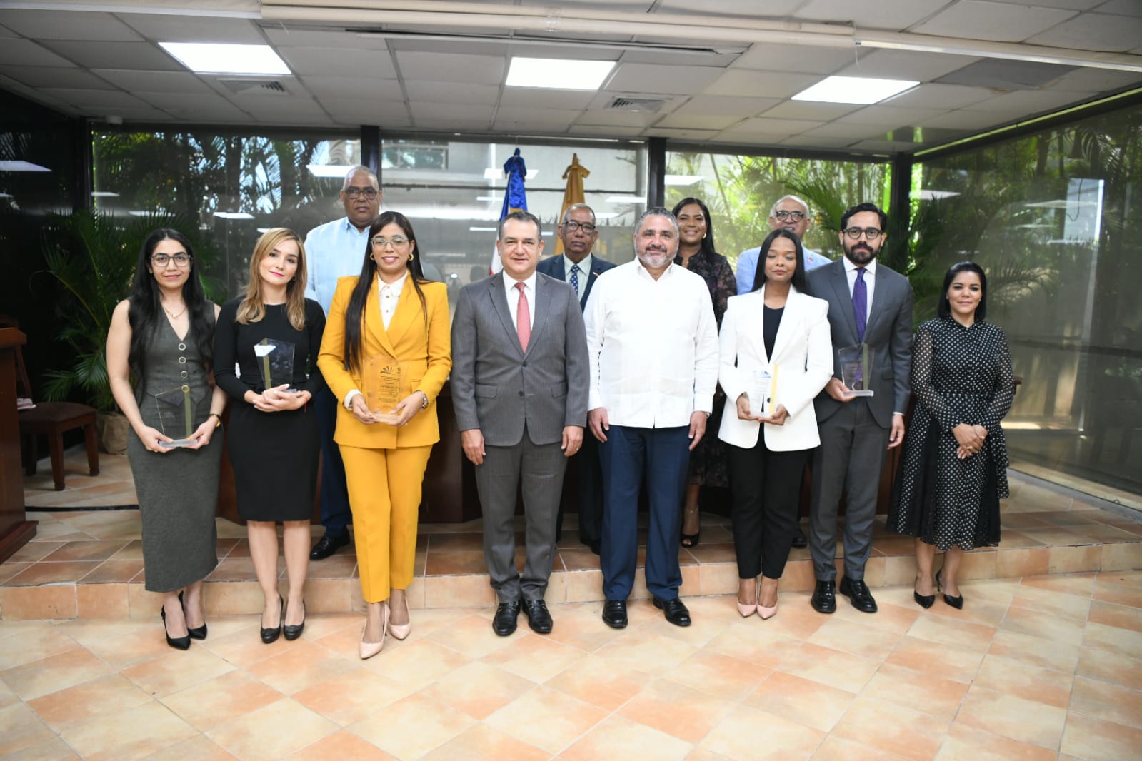 JCE-IESPEC ponen en circulación “Compendio de Ensayos en Materia Electoral y del Estado Civil”