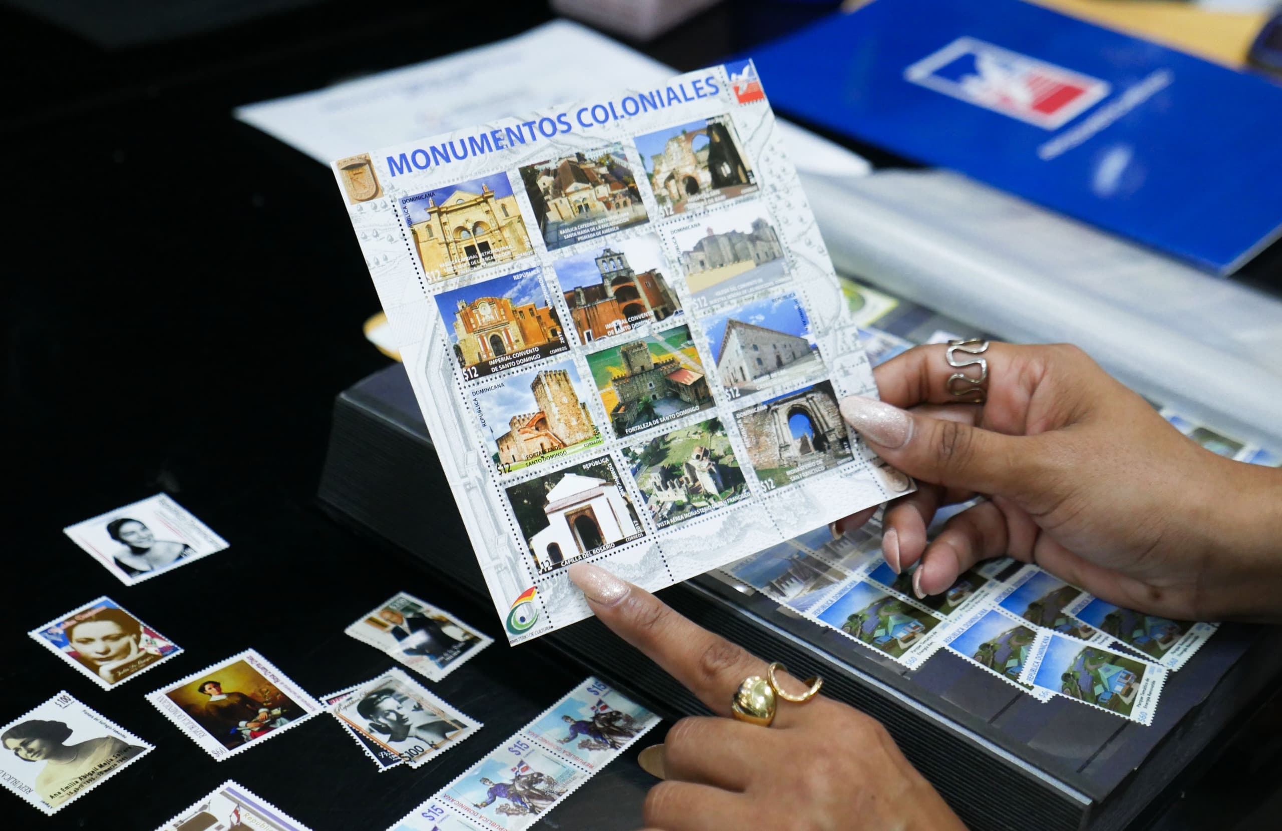 Sellos que cuentan historia: INPOSDOM resalta la tradición filatélica en el «Día del Sello Dominicano»