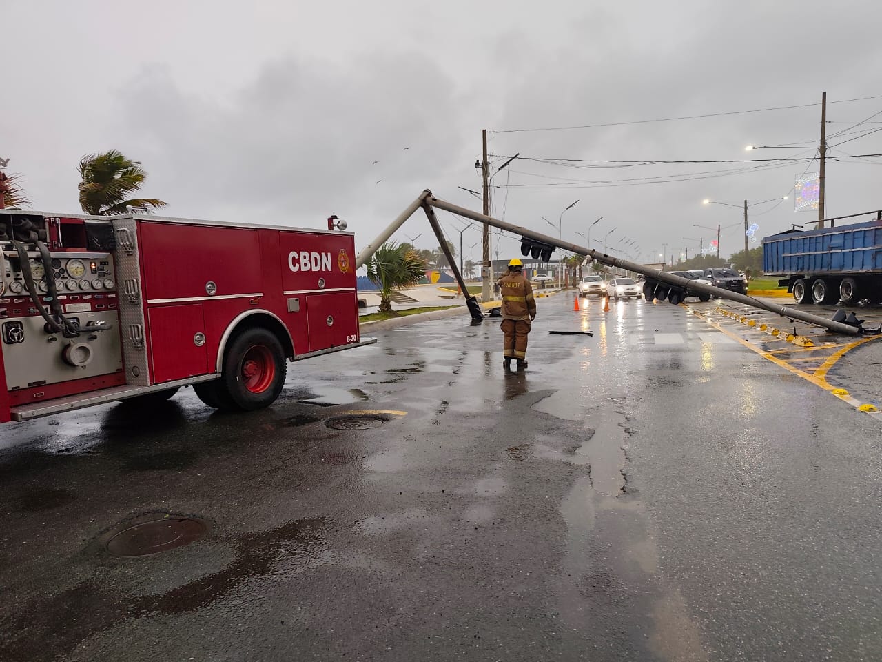 Alcaldía del DN, Intrant y el Cuerpo de Bomberos del DN se encuentran retirando semáforo caído en el malecón