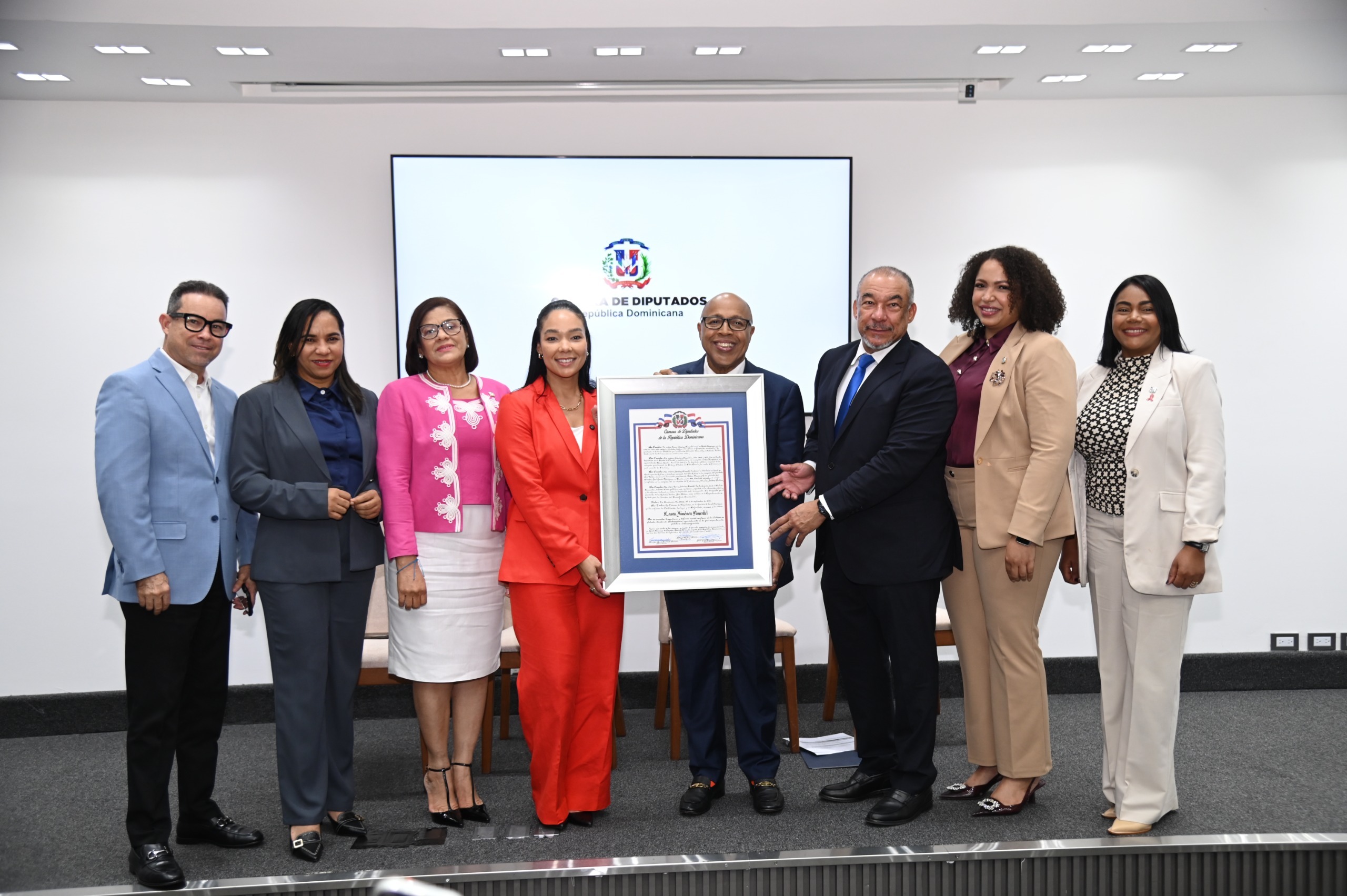 Cámara de Diputados reconoce a Laura Jiménez Pimentel, dominicana destacada en los Estados Unidos