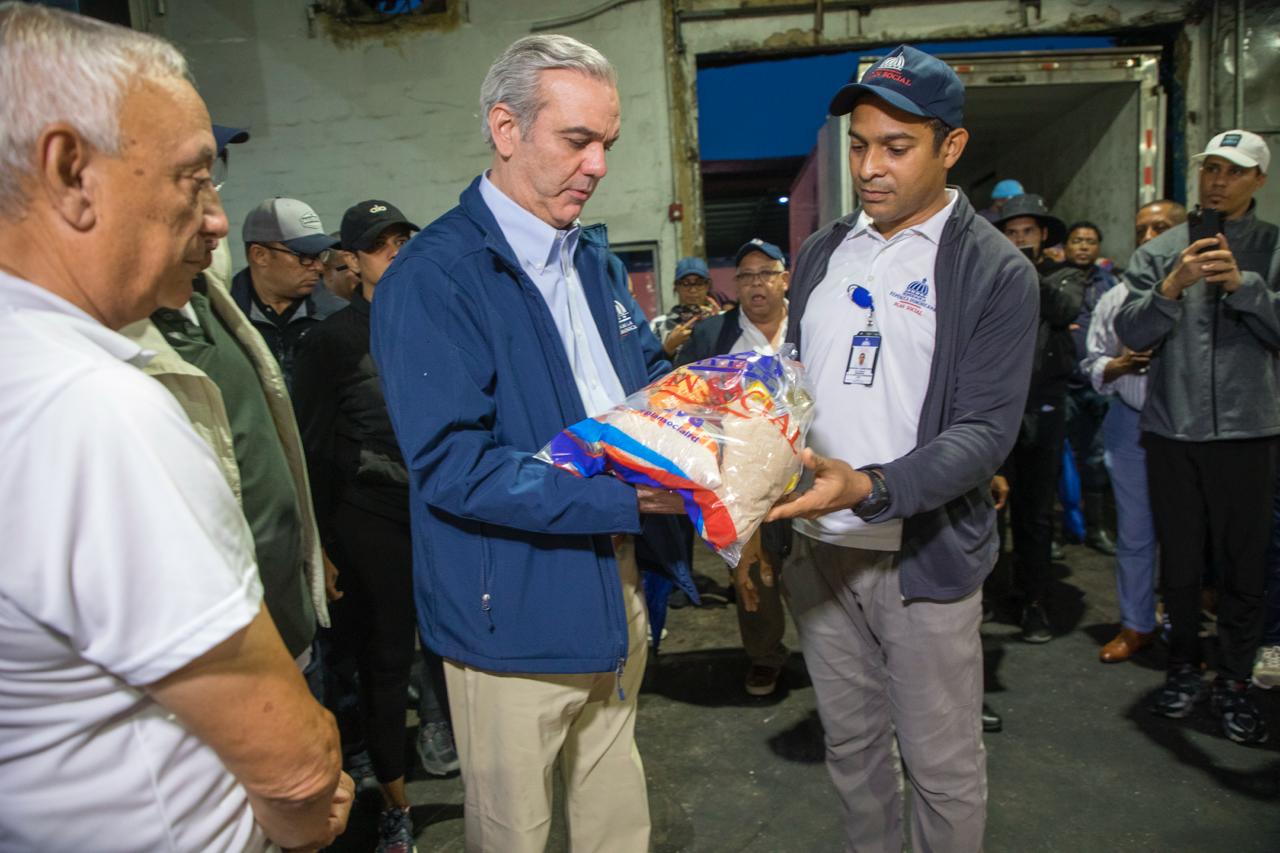 Abinader supervisa alimentos entregados a poblaciones en alerta roja ante el paso de tormenta Melissa