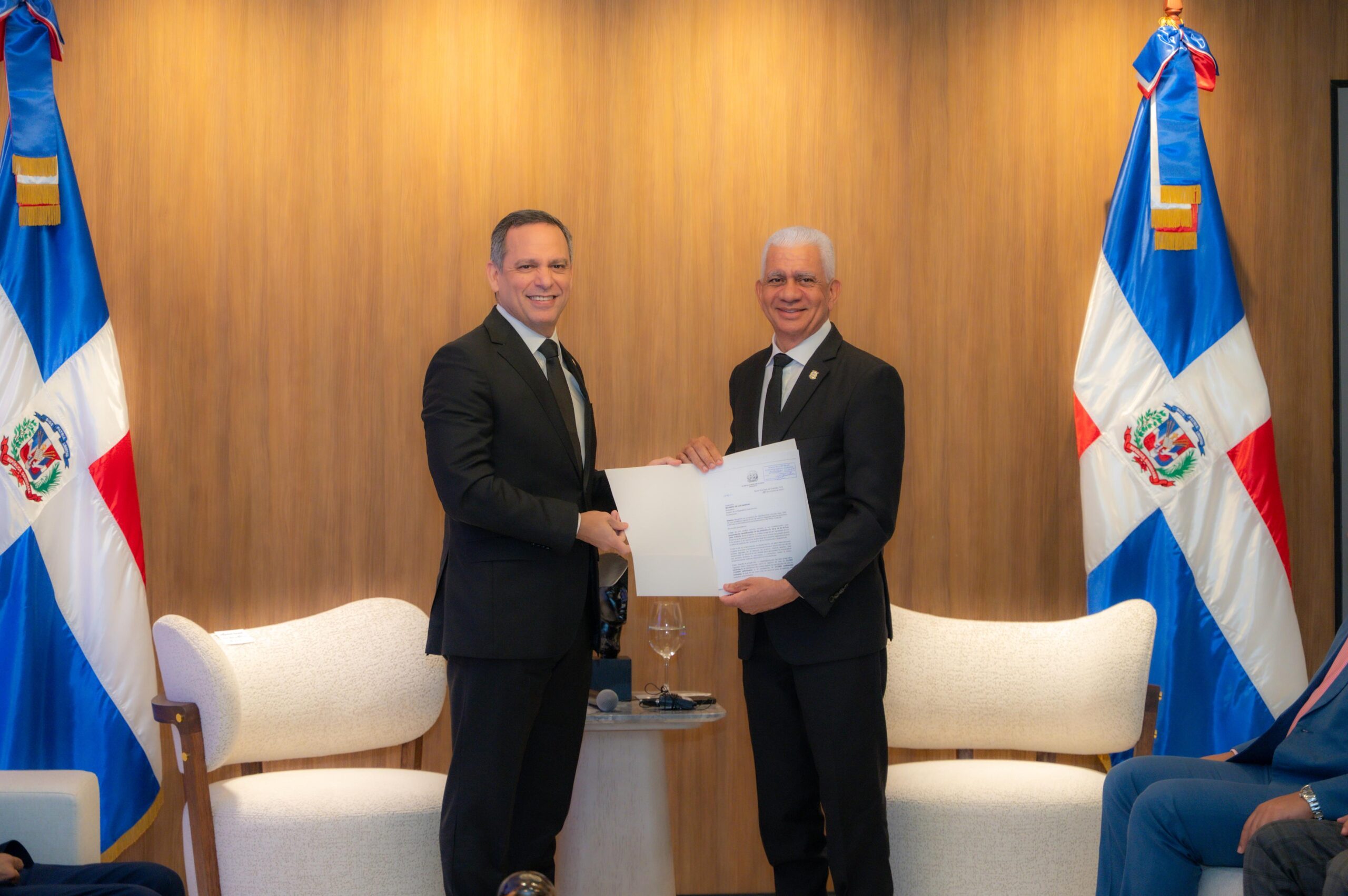 Presidente del Senado recibe de la Suprema Corte de Justicia (SCJ) proyecto que actualiza Ley de Uso de Medios Digitales