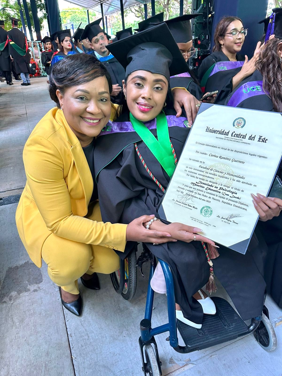 Joven con condiciones especiales se gradúa con honores tras beca otorgada por senadora Aracelis Villanueva
