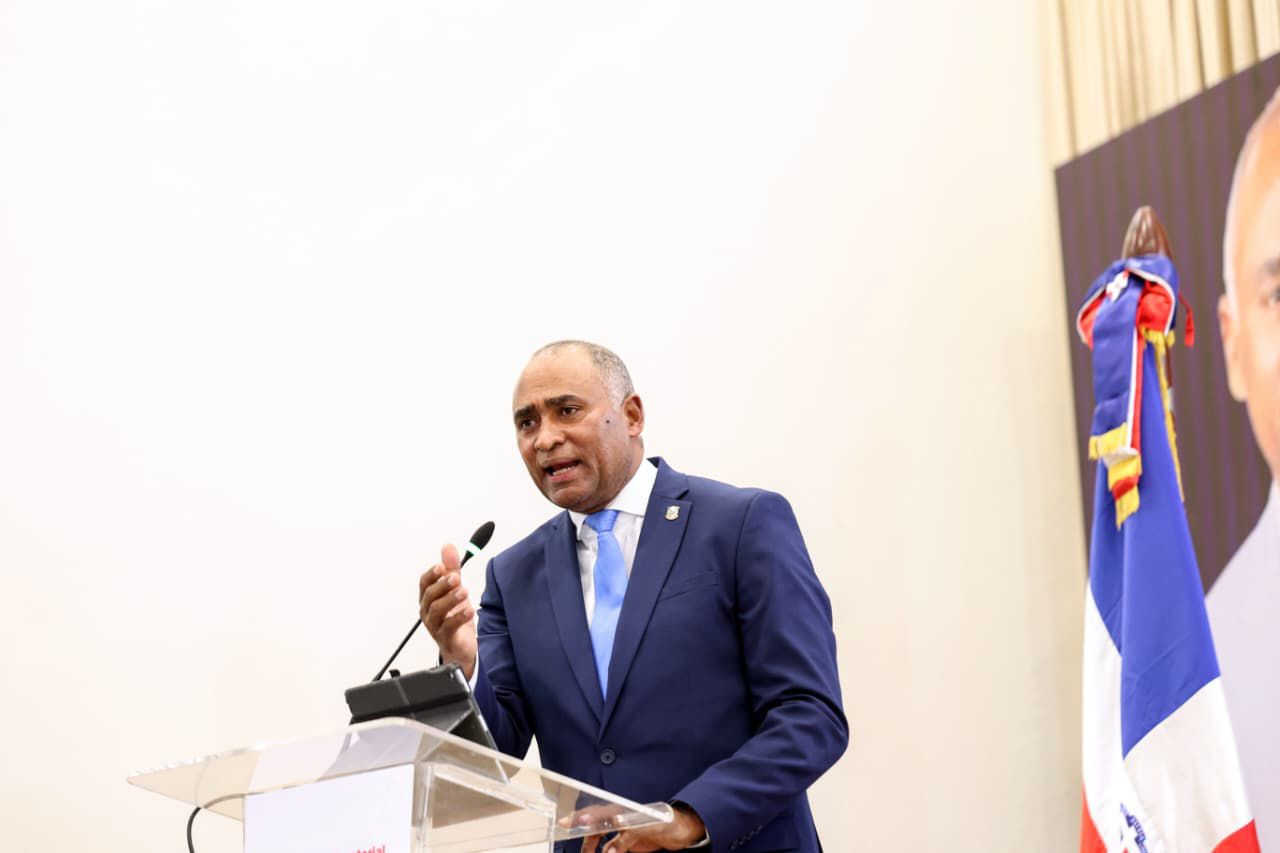 Julito Fulcar rinde cuentas ante multitudinario acto en Baní y presenta el Plan Estratégico de Desarrollo Sostenible de Peravia