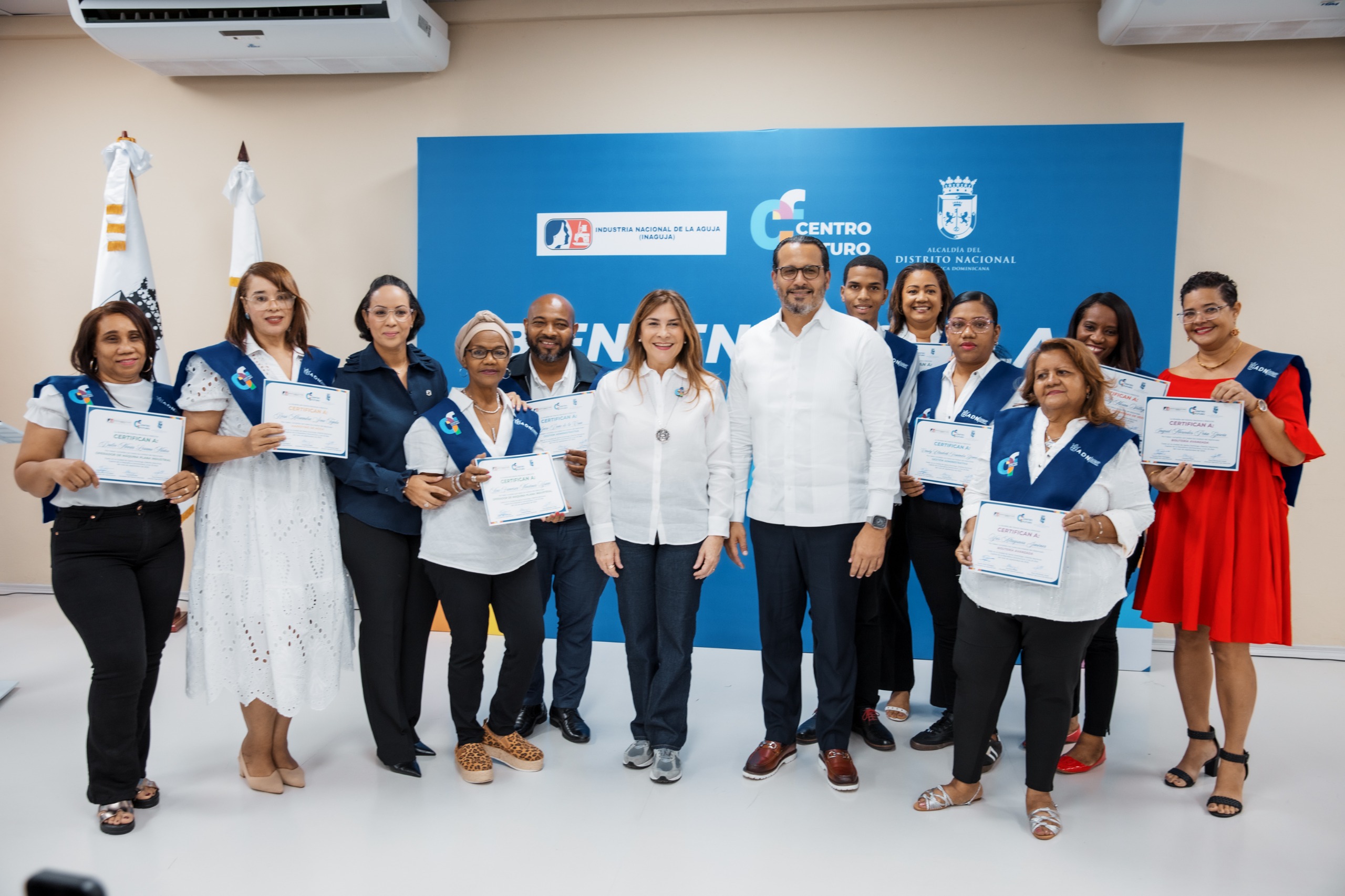 Carolina Mejía e Inaguja entregan 108 certificados a estudiantes del área textil en Centro Futuro