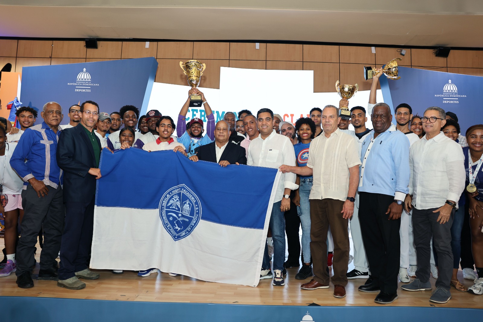Concluyen con éxito los Juegos Universitarios 2025: Kelvin Cruz entrega corona de campeona a la UASD Concluyen con éxito los Juegos Universitarios 2025: Kelvin Cruz entrega corona de campeona a la UASD