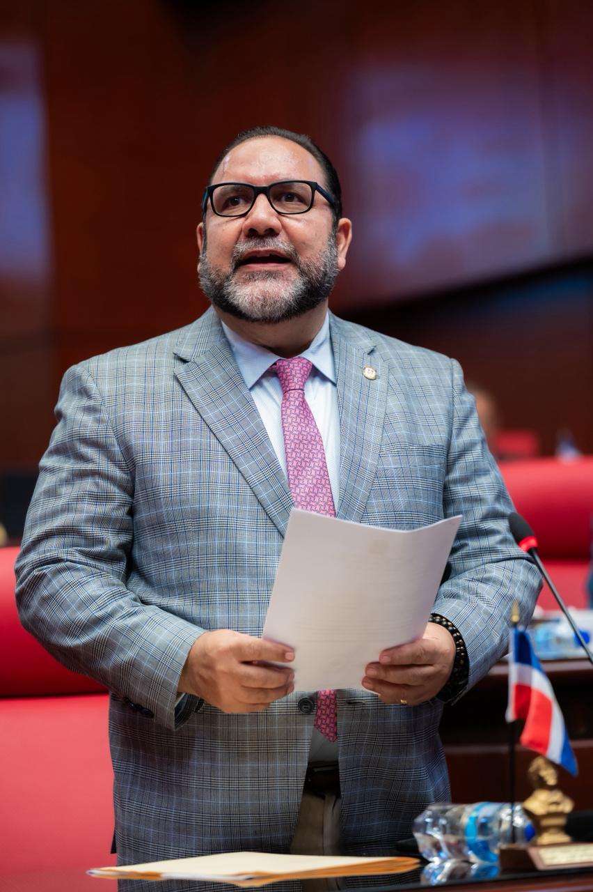 Senado acoge iniciativa de Rogelio Genao y declara de interés nacional el «Súper Ultra Mega Merengazo» de Jarabacoa