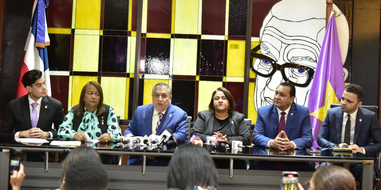 Bloque Diputados PLD advierte recurrirá al Tribunal Constitucional si se mutila derecho de trabajadores a la cesantía Bloque Diputados PLD advierte recurrirá al Tribunal Constitucional si se mutila derecho de trabajadores a la cesantía