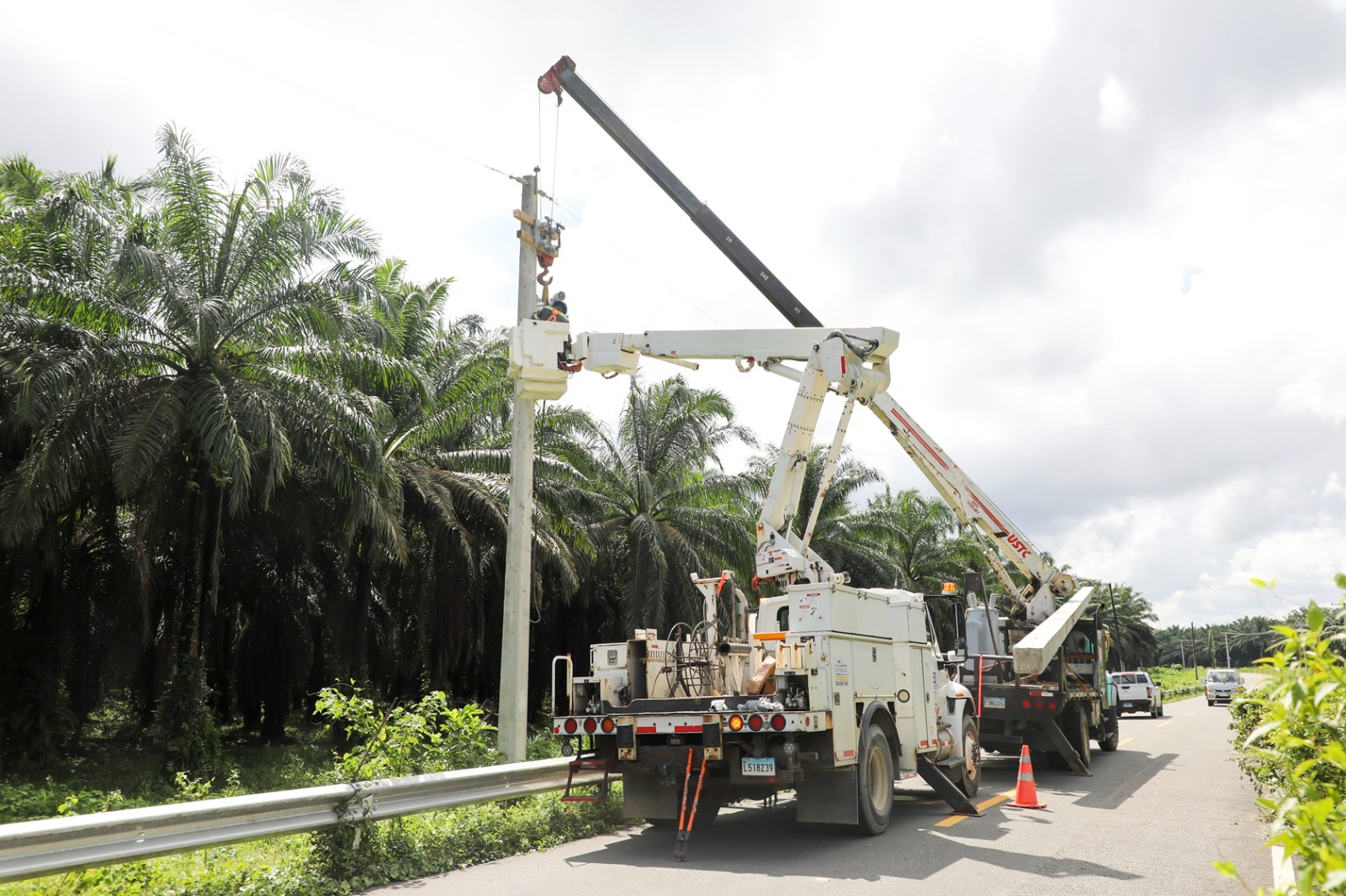 Edeeste mejora calidad del servicio eléctrico en Chirino, Monte Plata con instalación de nuevos reguladores de tensión