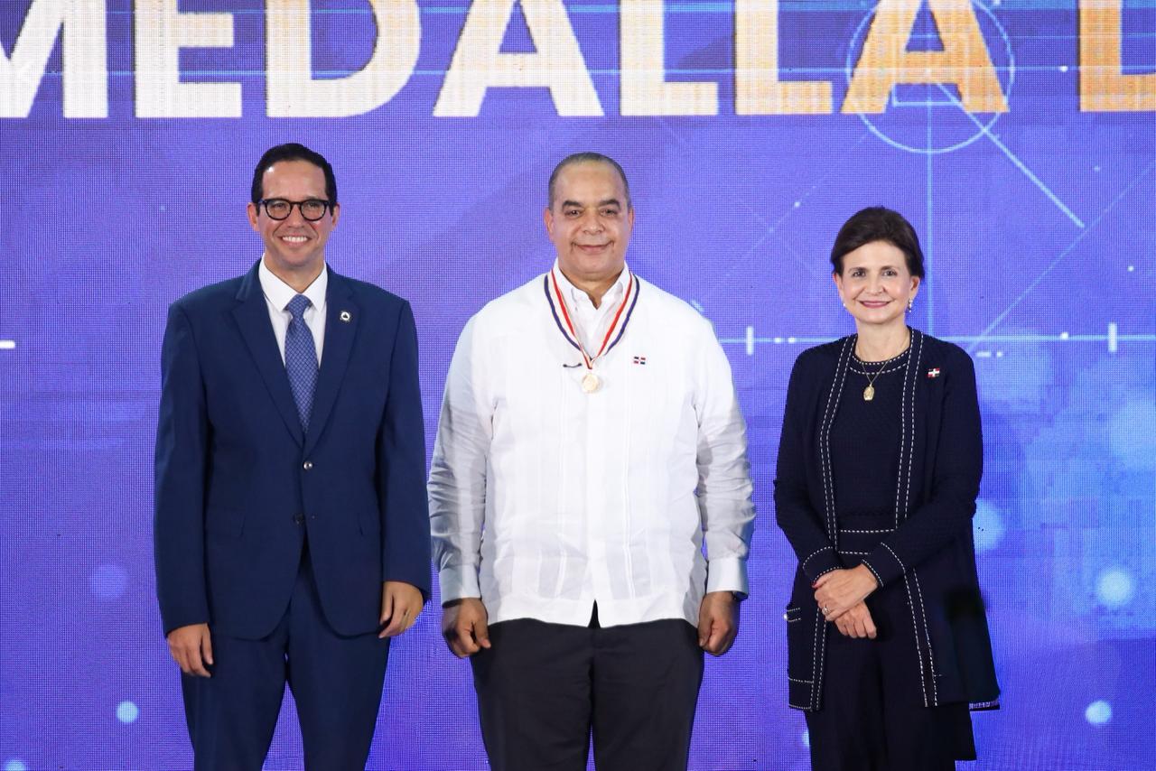 Vicepresidenta Raquel Peña entrega Premio Nacional a la Calidad en el Sector Público Vicepresidenta Raquel Peña entrega Premio Nacional a la Calidad en el Sector Público