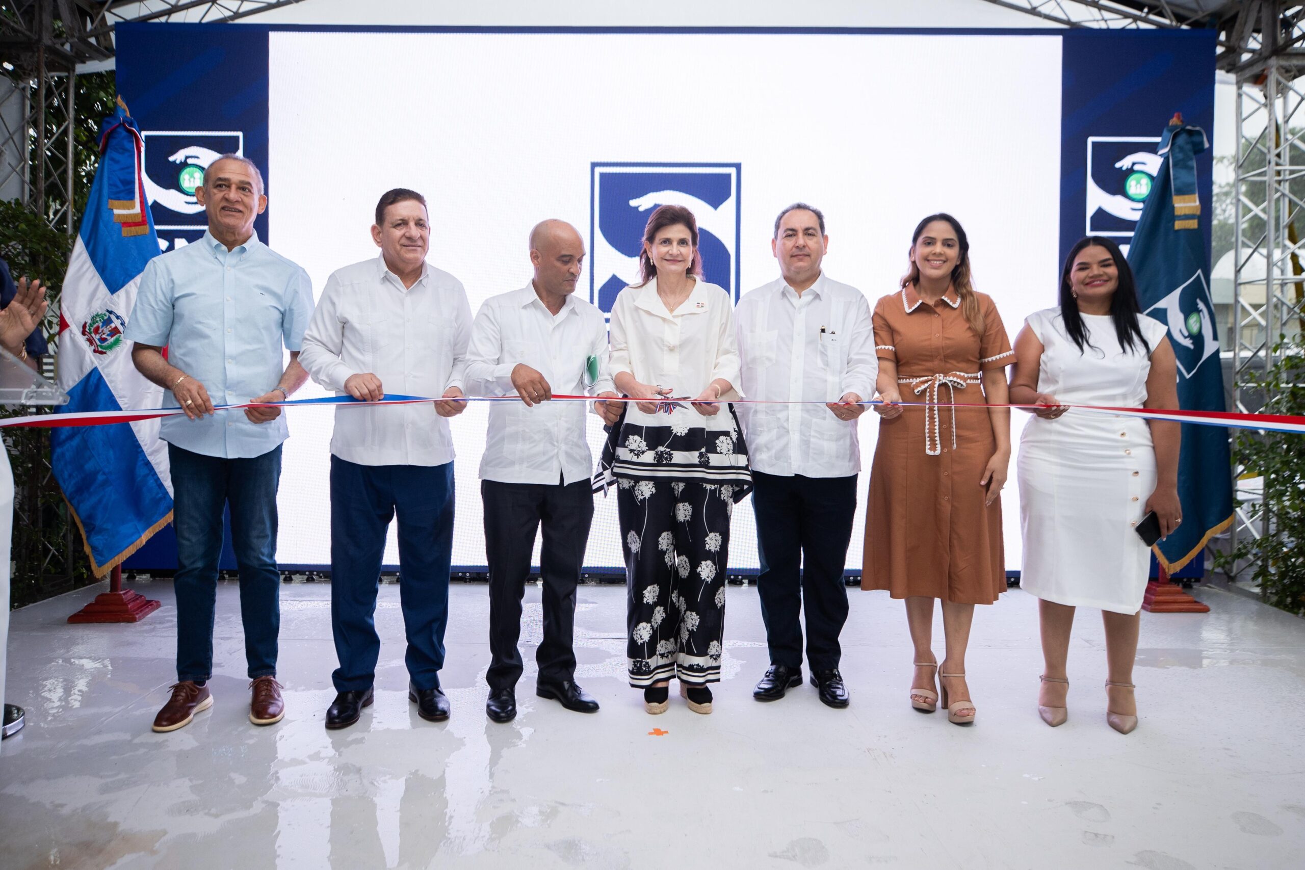 Raquel Peña encabeza inauguración centro del Programa Oportunidad 14-24 y entrega obras en Santiago y Bonao