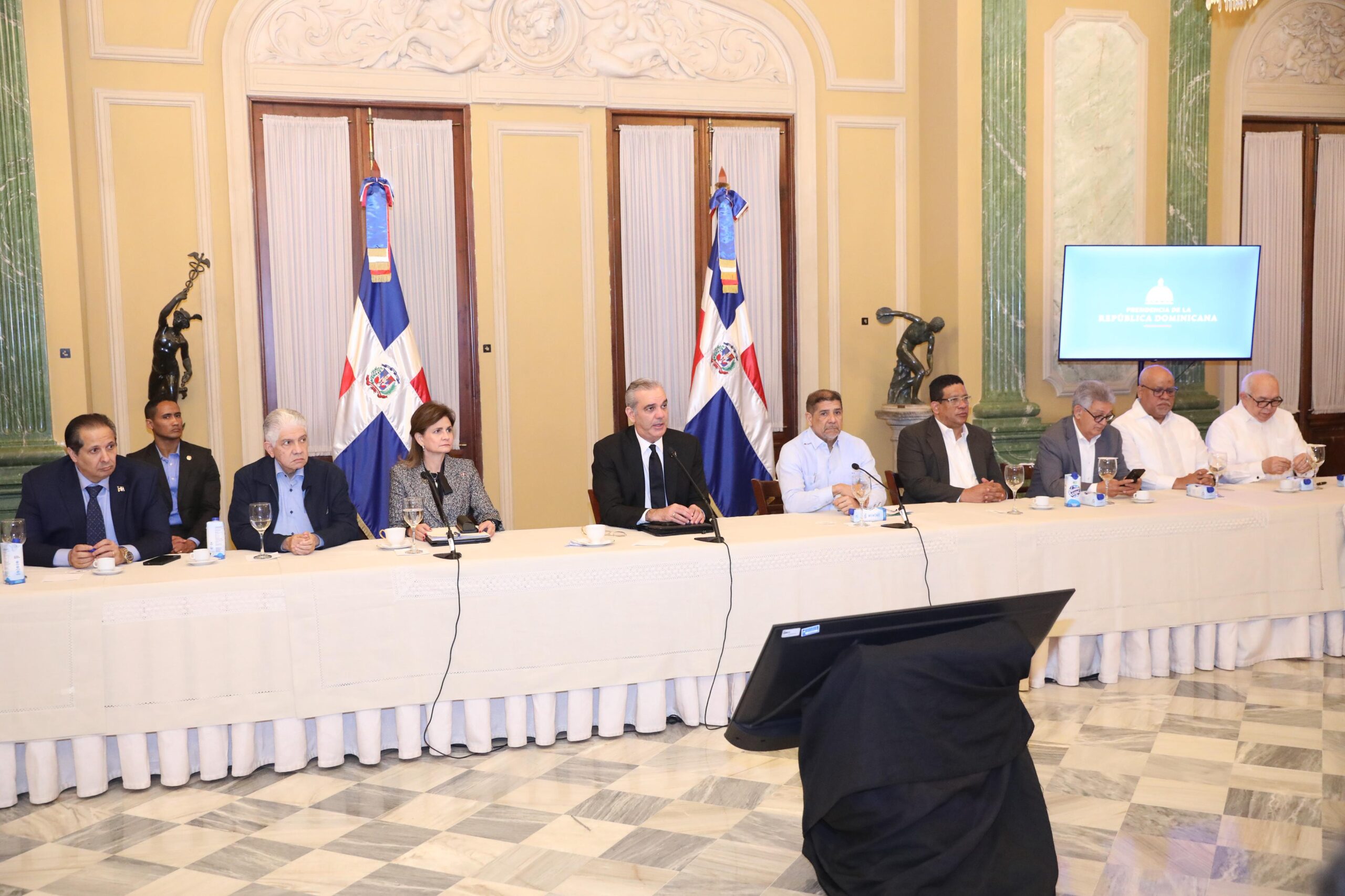 Abinader se reúne con funcionarios para continuar evaluando seguimiento a daños causados por Melissa