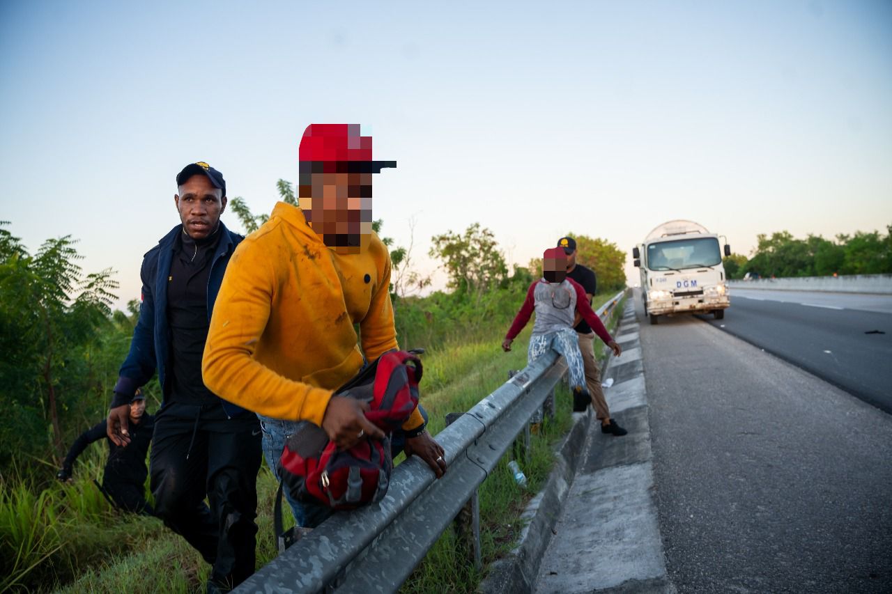DGM detiene 1,069 extranjeros indocumentados en operativos nacionales; 884 son deportados
