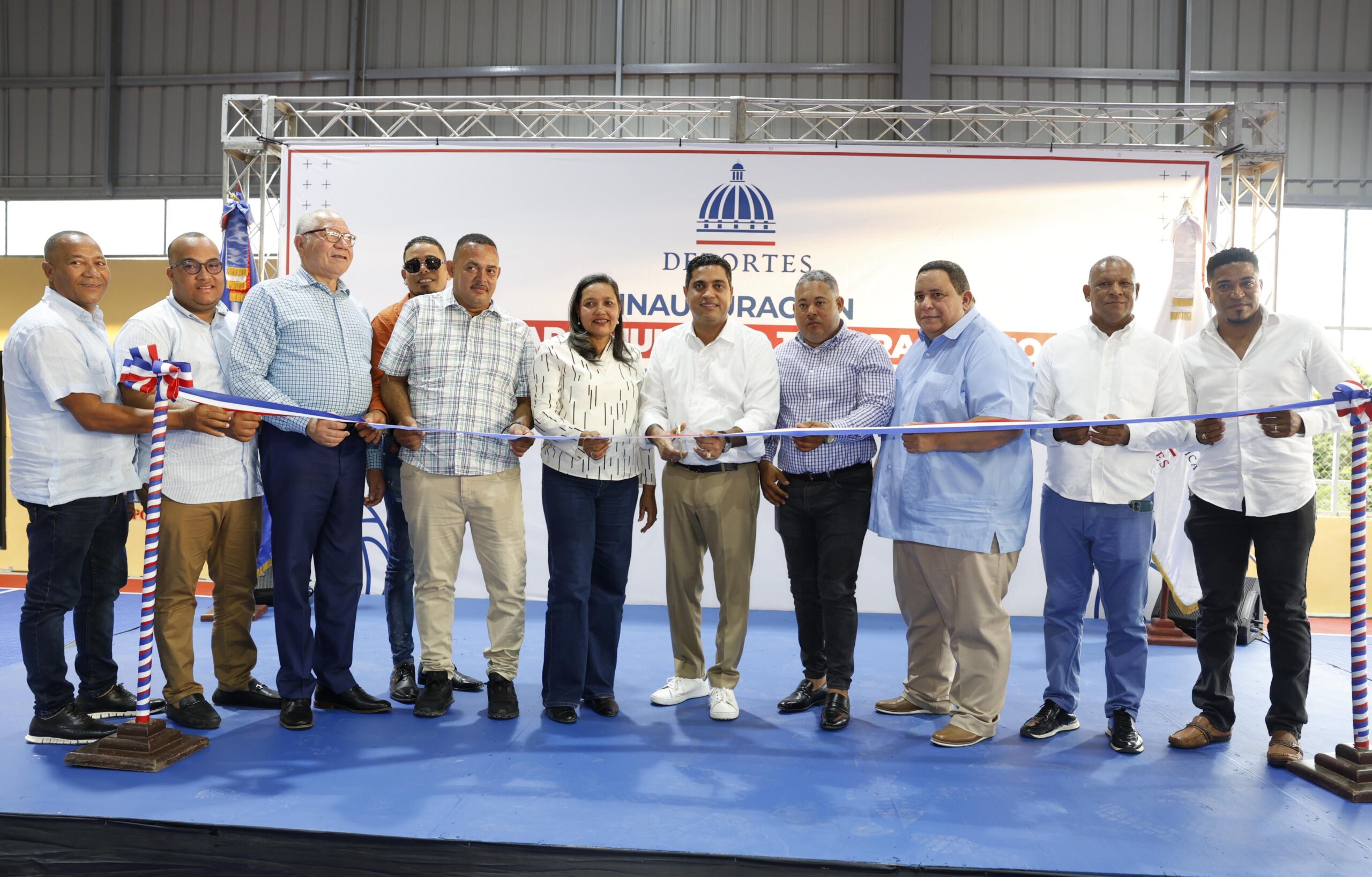 Ministro Kelvin Cruz inaugura moderno play y multiuso que transforman comunidades de Azua y Peravia