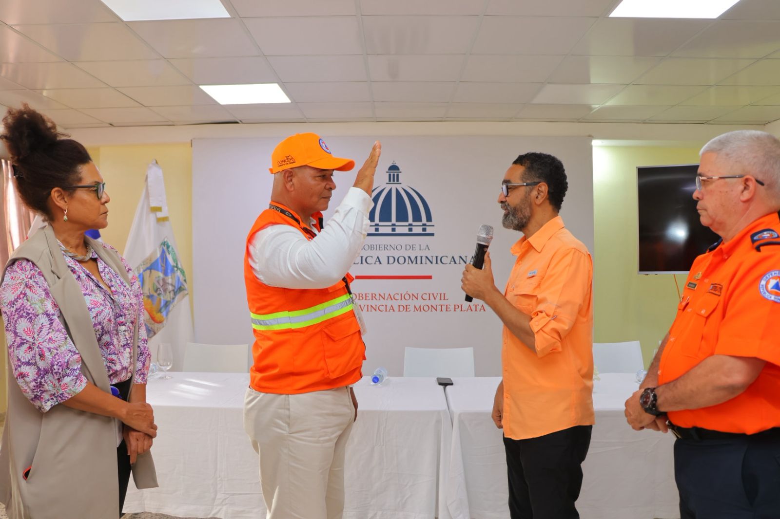 Juan Salas impulsa renovación institucional en Monte Plata y juramenta nuevo director de la Defensa Civil Juan Salas impulsa renovación institucional en Monte Plata y juramenta nuevo director de la Defensa Civil