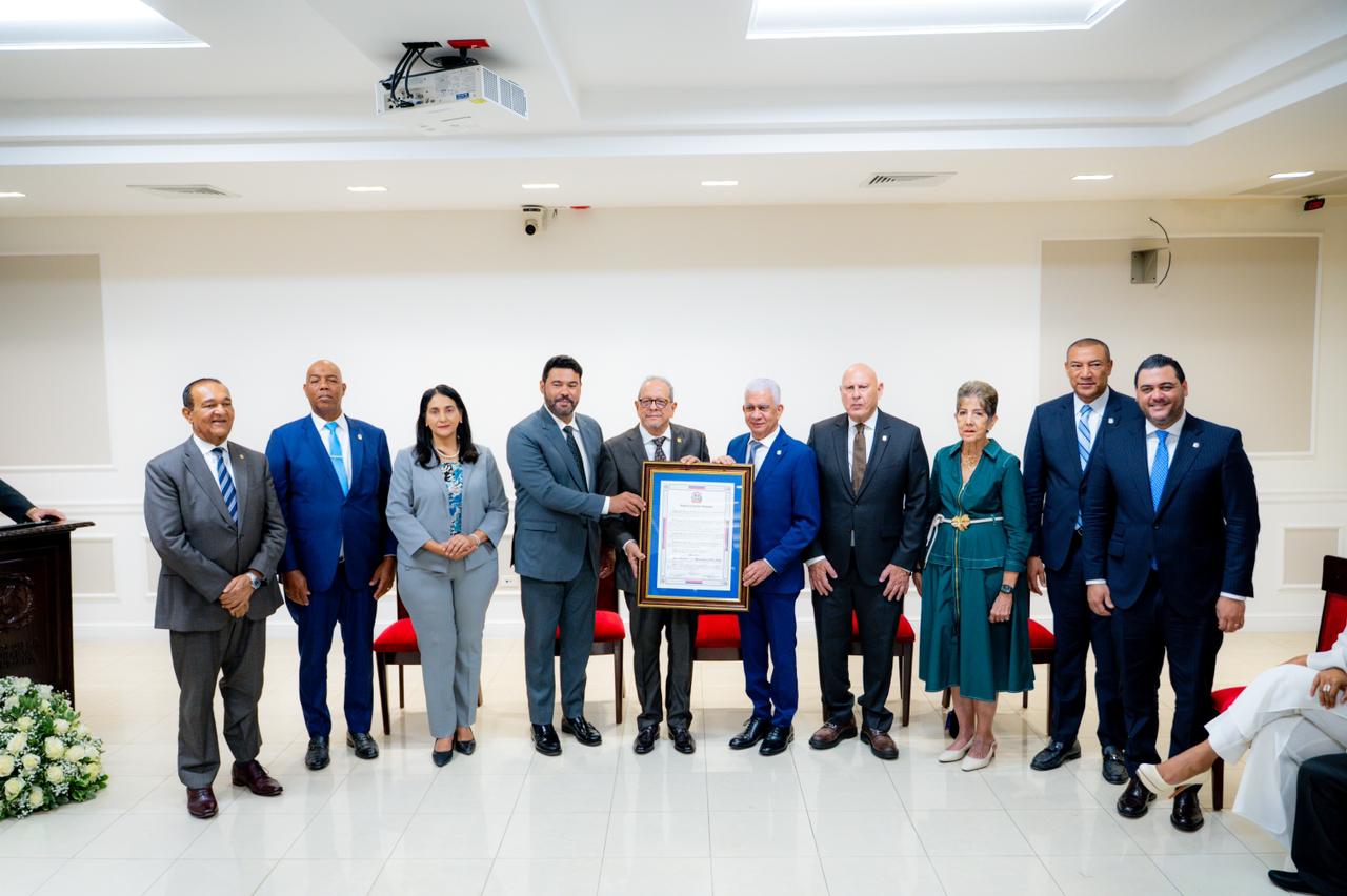 Senado reconoce a Ernesto Veloz por aportes al turismo nacional