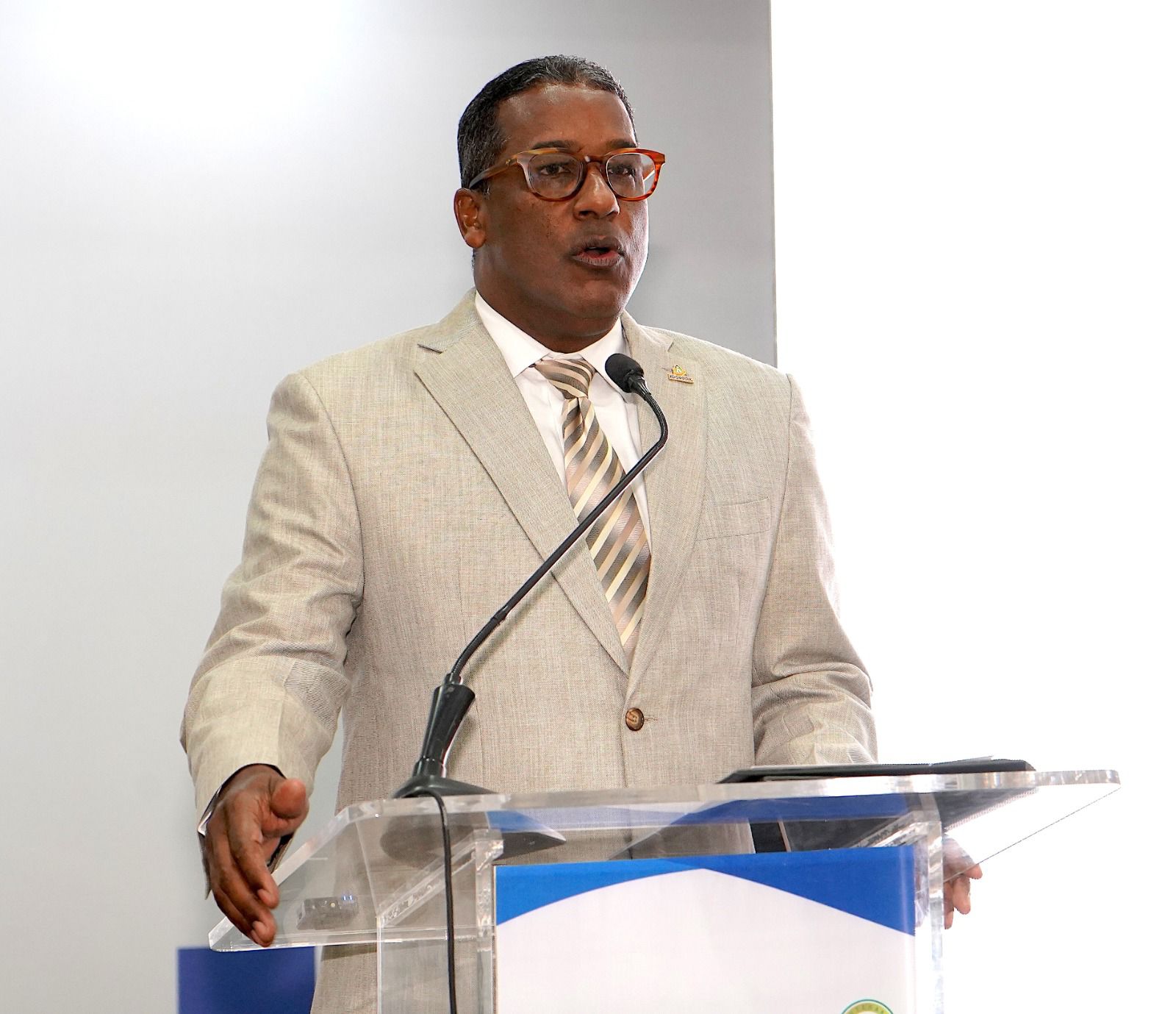 Director IDOPPRIL destaca mejoras en servicios durante visita a La Vega