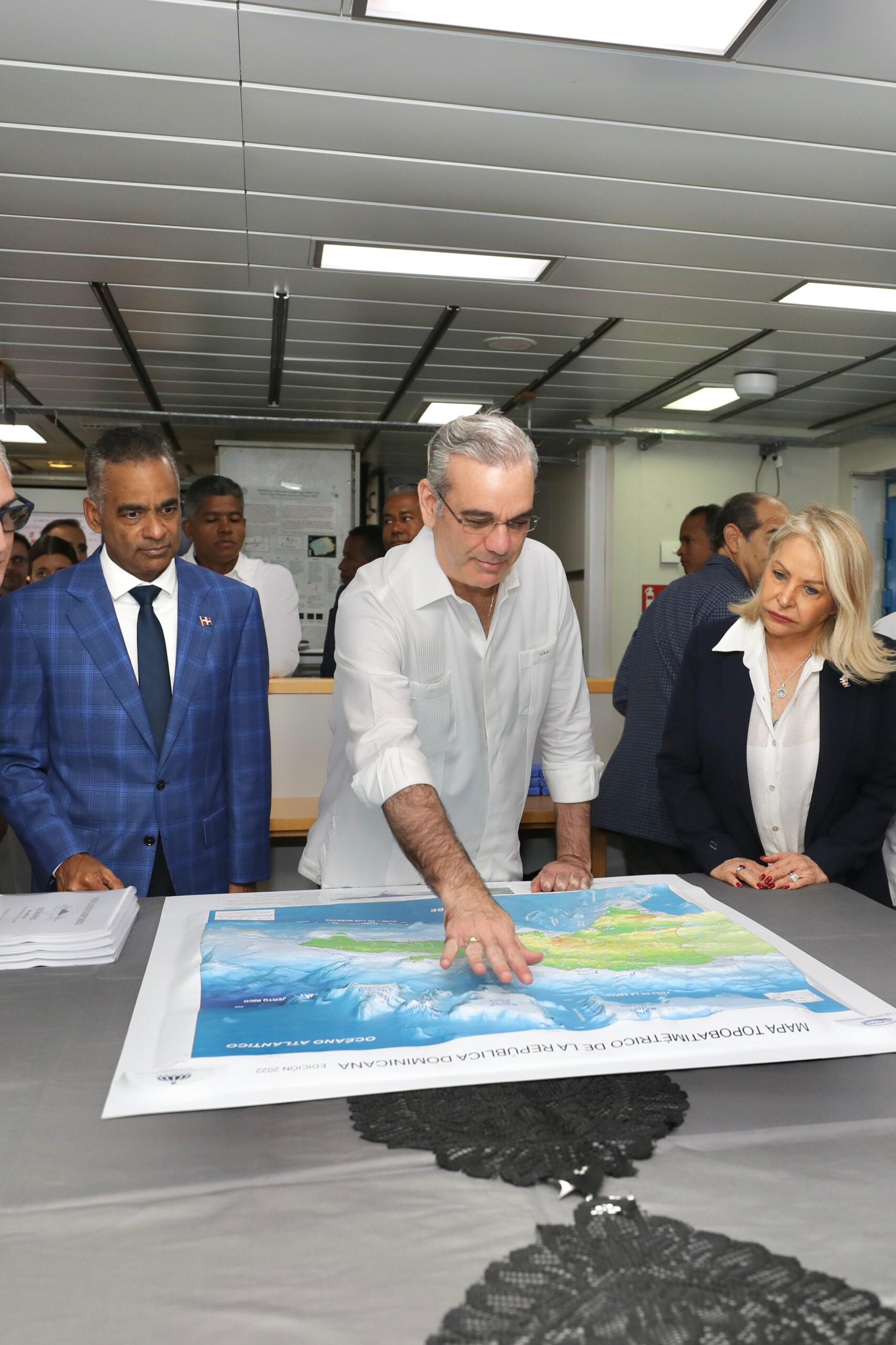 Presidente Abinader visita buque oceanográfico RRS James Cook en el Puerto de Santo Domingo