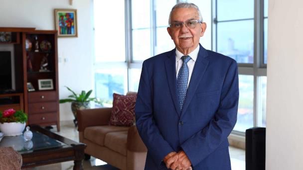 Abinader instruye crear comisión para mayores controles en SeNaSa; será coordinada por Arismendi Díaz Santana