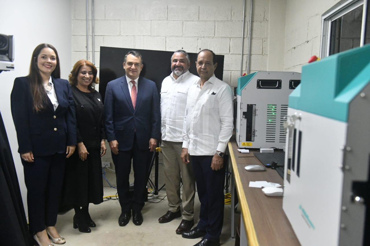 JCE inicia calibración y personalización de primeras máquinas que imprimirán la nueva cédula