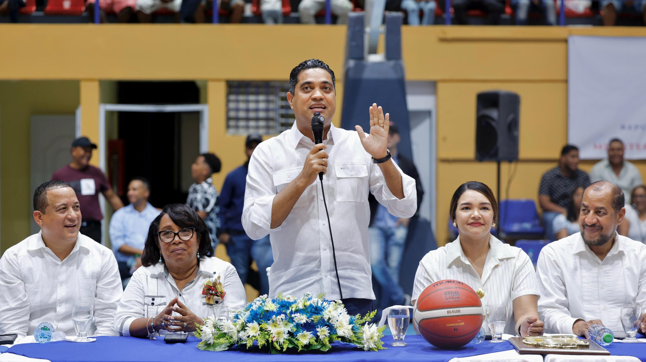 Ministro Kelvin Cruz remoza polideportivo y realiza aporte al TBS de Barahona