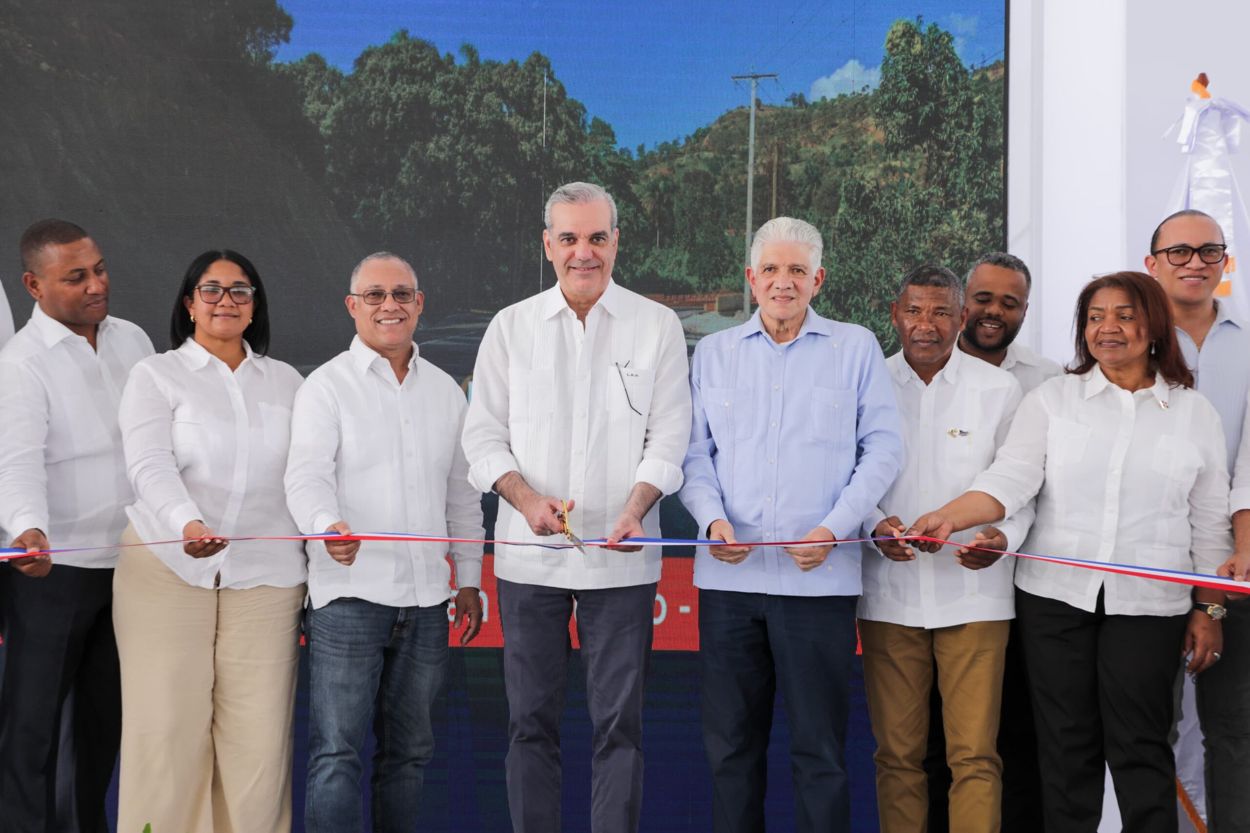 Inauguran la carretera El Cercado en Hondo Valle