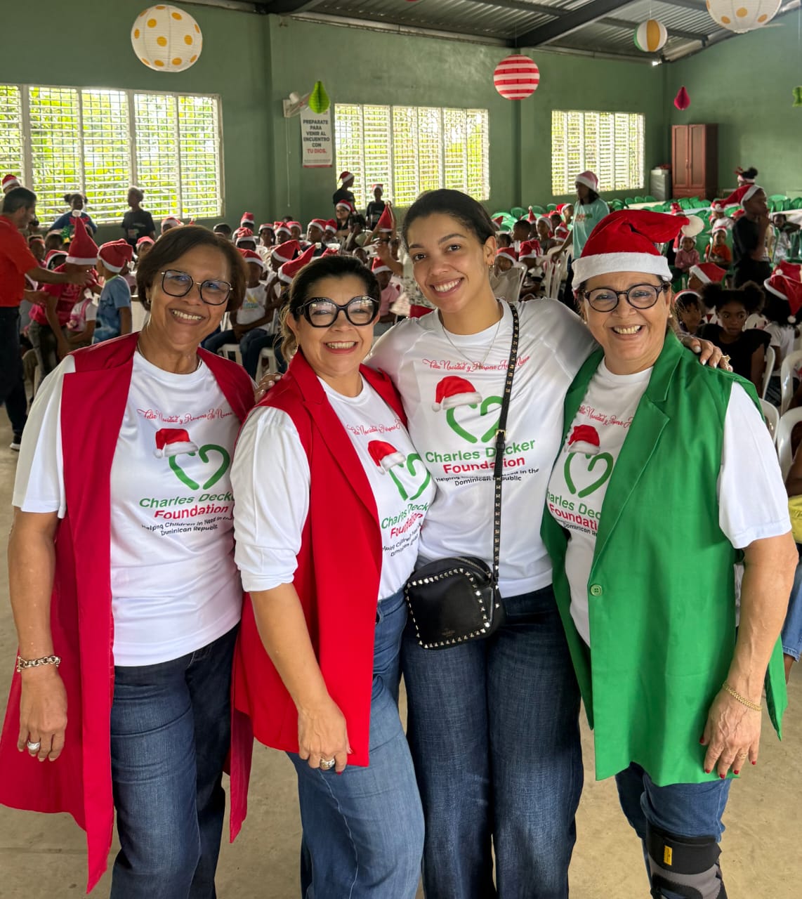 Fundaciones Charles Decker y EBDV realizan cena navideña y entrega de regalos a cientos de niños en Boruga Arriba, Hato Damas, San Cristóbal
