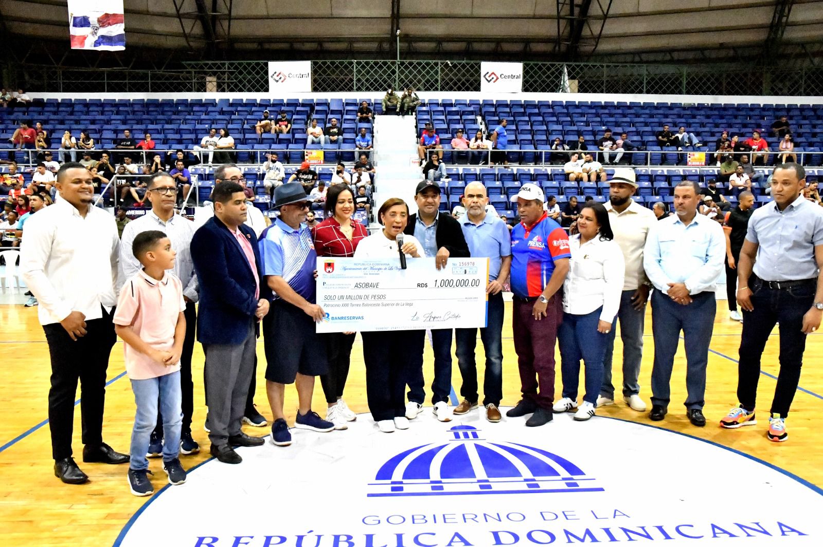 Alcaldía de La Vega otorga aporte de un millón de pesos al Torneo de Baloncesto Superior con Refuerzos