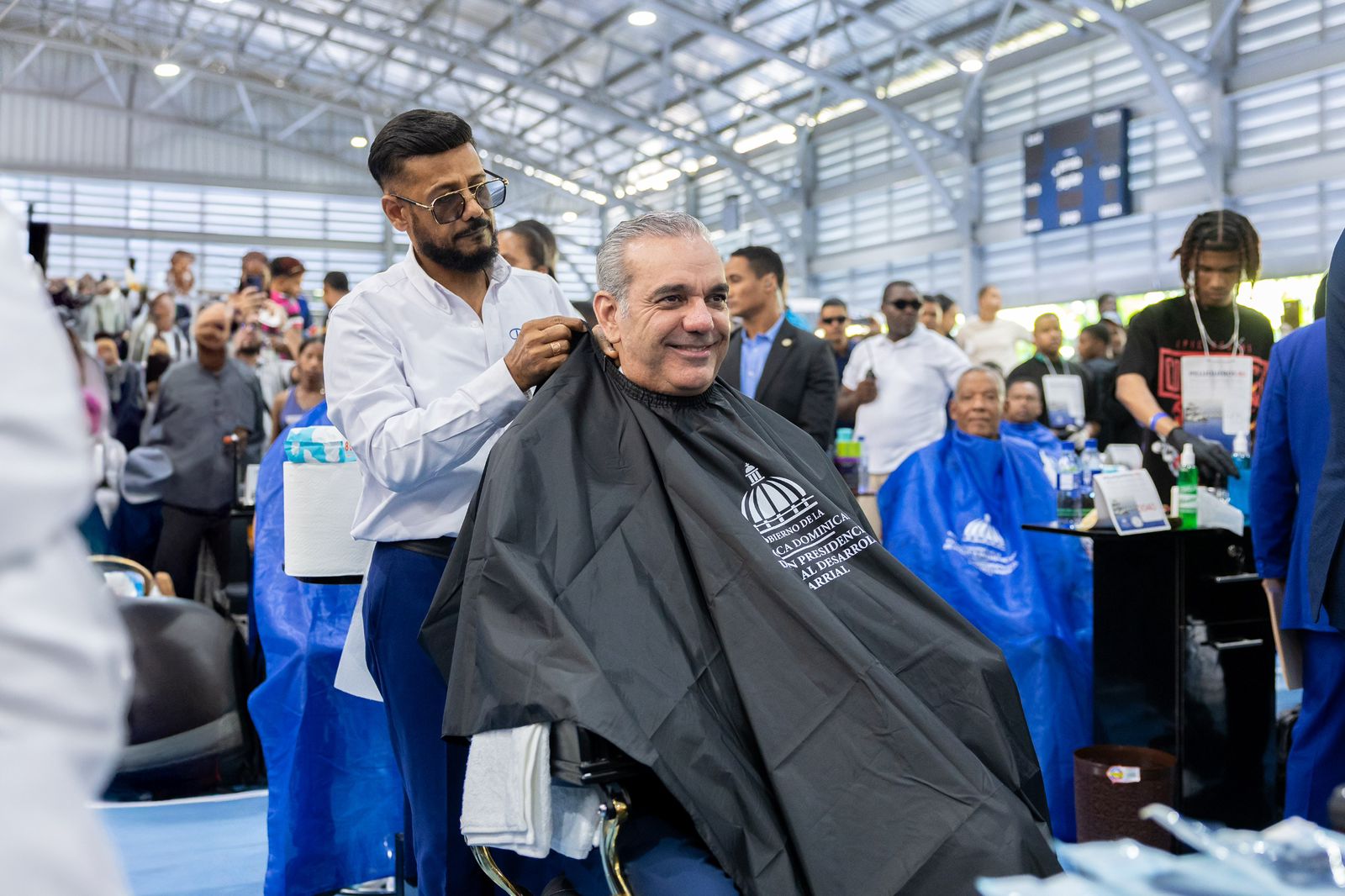 Abinader sostiene encuentro nacional con 1,000 peluqueros y recibe recorte de cabello durante jornada social