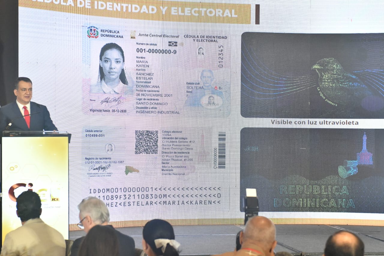 JCE presenta diseño de las nuevas cédulas a periodistas, comunicadores y líderes de opinión
